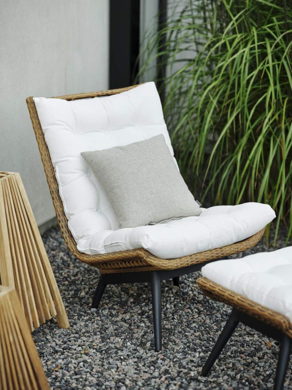 Der Gartensessel Covelo überzeugt mit seinem modernen Design. Gefertigt wurde er aus Rattan, welches einen braunen Farbton besitzt. Das Gestell ist aus Metall und hat eine schwarze Farbe. Die Sitzhöhe des Sessels beträgt 48 cm.