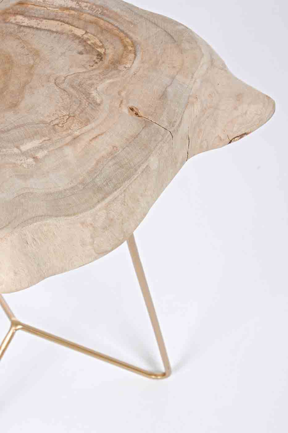 Die Tischplatte des Beistelltisches Savanna wurde aus einer Teakholz-Wurzel gefertigt, dadurch ist jeder Tisch ein Unikat. Das Gestell ist aus Stahl und wurde vergoldet.