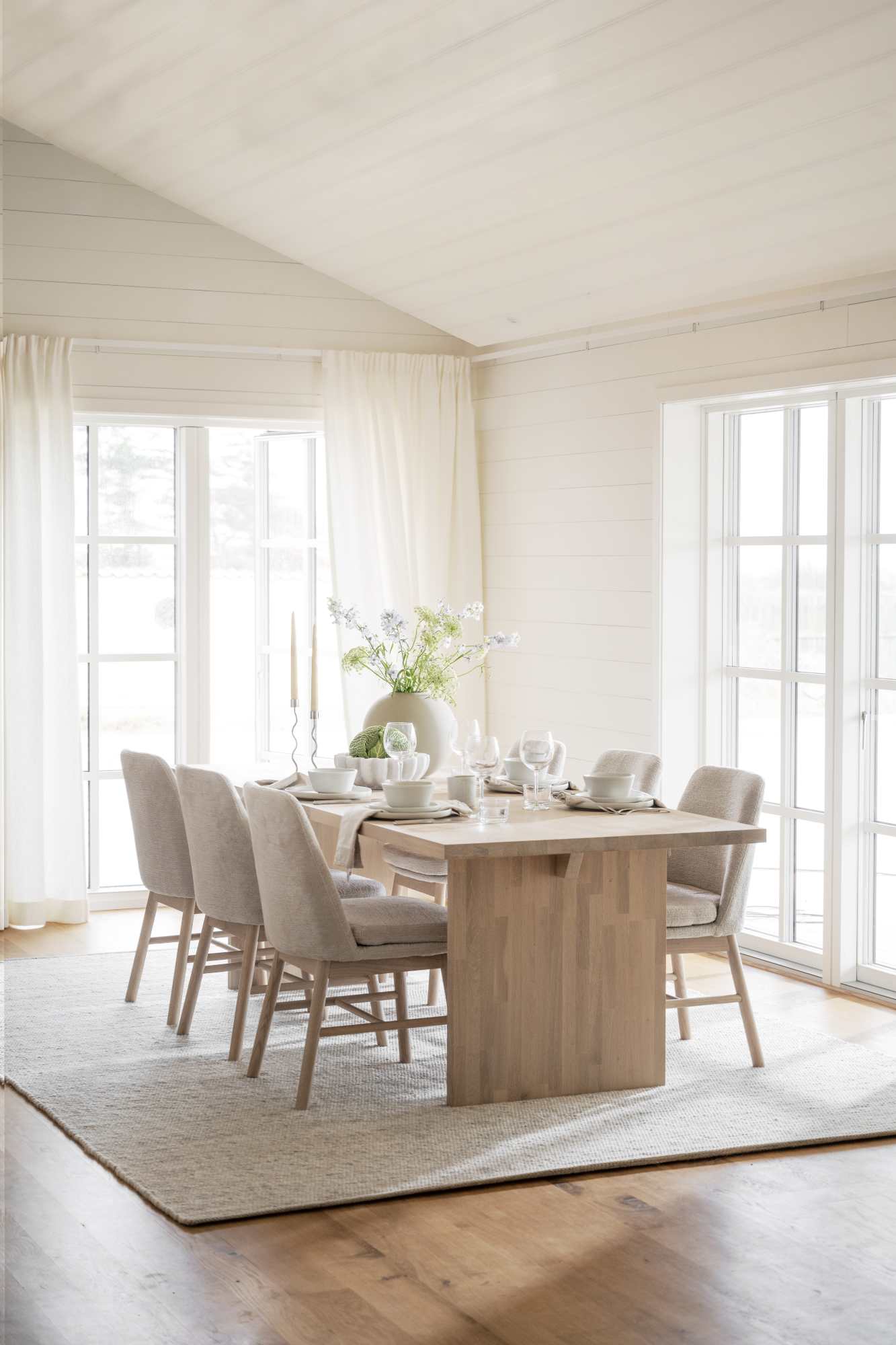 Komfortabel & schön – Esstisch Emmett Eiche Weiß pigmentiert, 240x95x75cm.