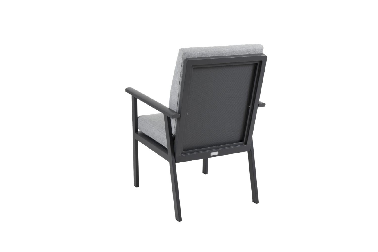 Der Gartenstuhl Samvaro überzeugt mit seinem modernen Design. Gefertigt wurde er aus Textilene, welcher einen Anthrazit Farbton besitzt. Das Gestell ist aus Metall und hat eine Anthrazit Farbe. Die Sitzhöhe des Stuhls beträgt 47 cm.
