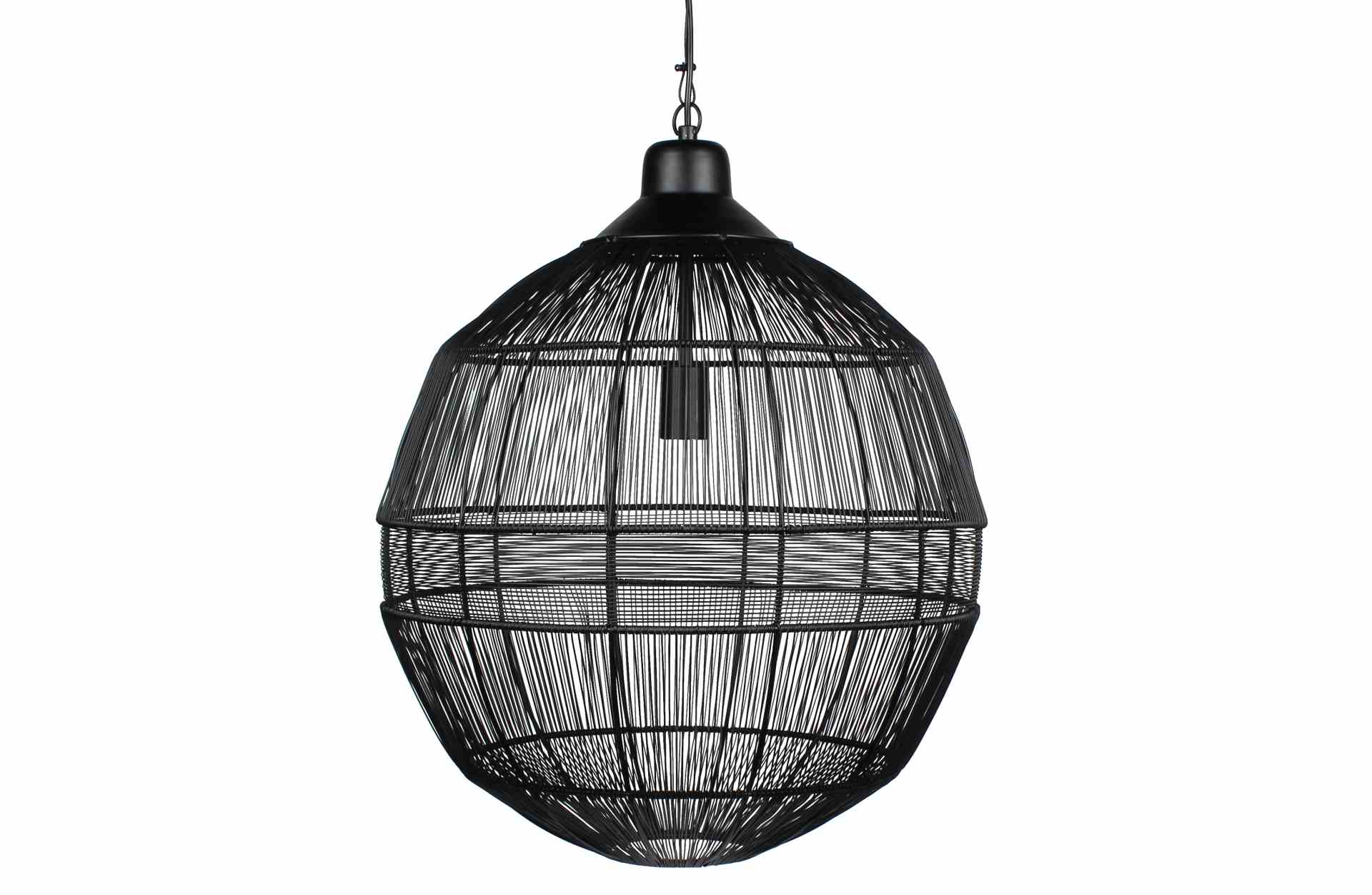 Die Hängelampe Enes überzeugt mit ihrem modernen Design und macht jeden Wohnbereich zu einem echten Hingucker. Gefertigt wurde die Lampe aus Metall, welches einen schwarzen Farbton besitzt.