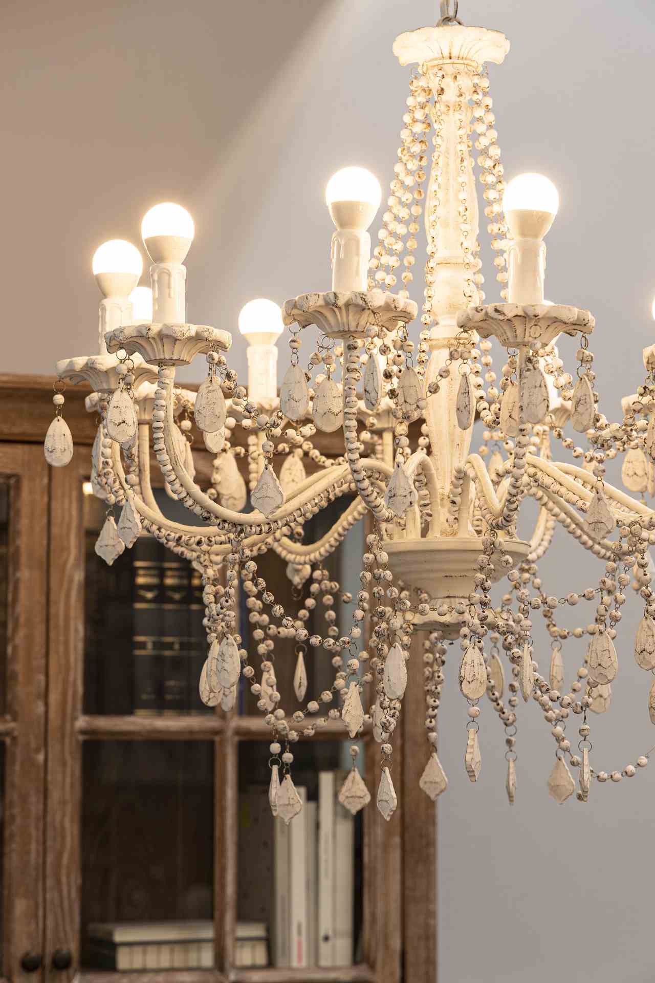 Die Hängeleuchte Beads überzeugt mit ihrem klassischen Design. Gefertigt wurde sie aus Metall, welches einen weißen Farbton besitzt. Die Lampe besitzt eine Höhe von 59 cm.