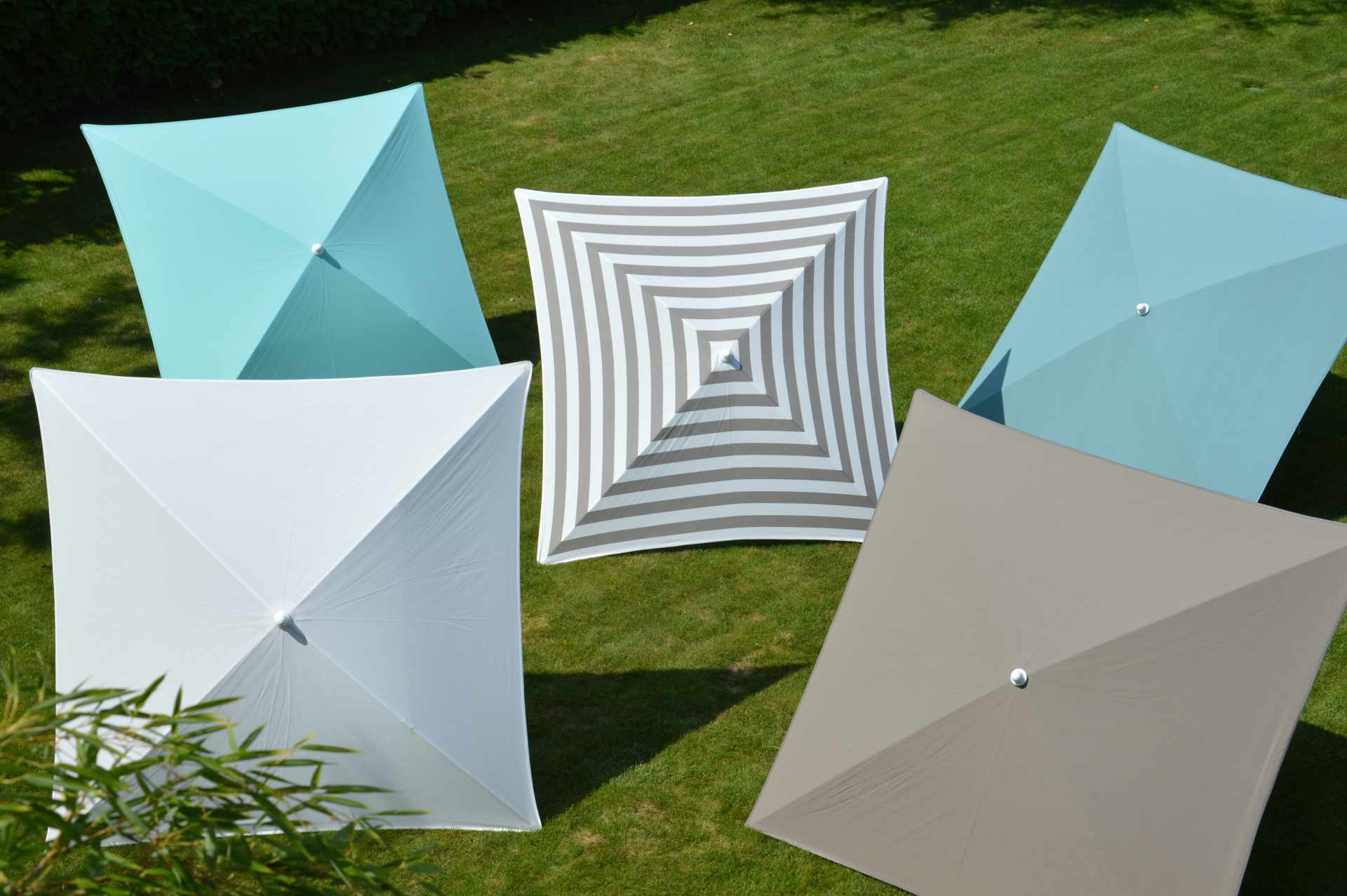 Der Sonnenschirm Murano überzeugt mit seinem modernen Design. Die Form des Schirms ist Eckig. Designet wurde er von der Marke Jan Kurtz und hat die Farbe Blau.