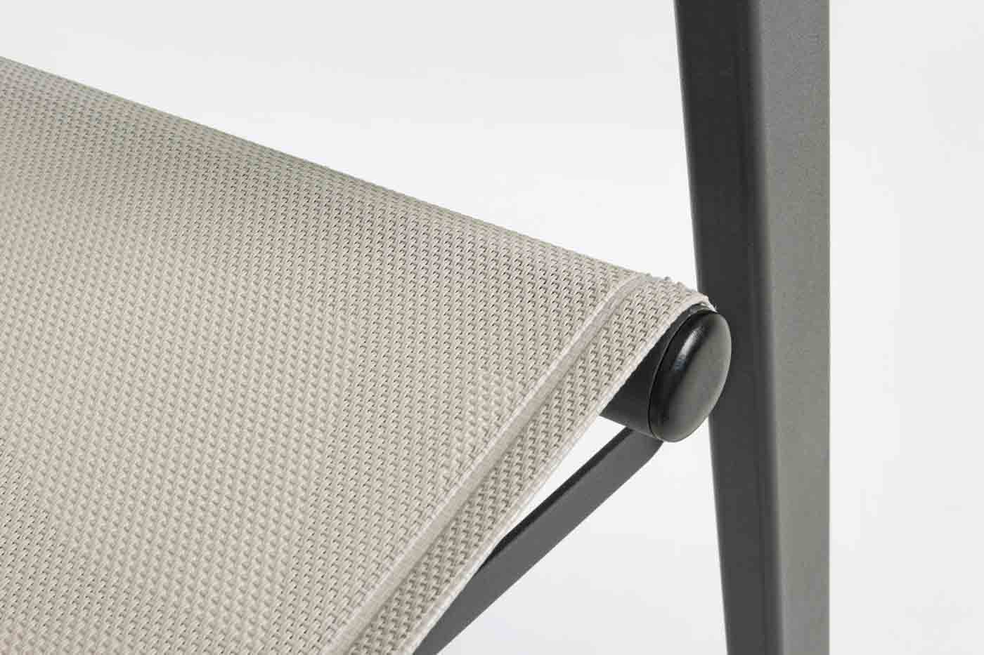 Klappbarer Regiestuhl aus Aluminium mit hochwertigem Textilenebezug für hohen Sitzkomfort.
