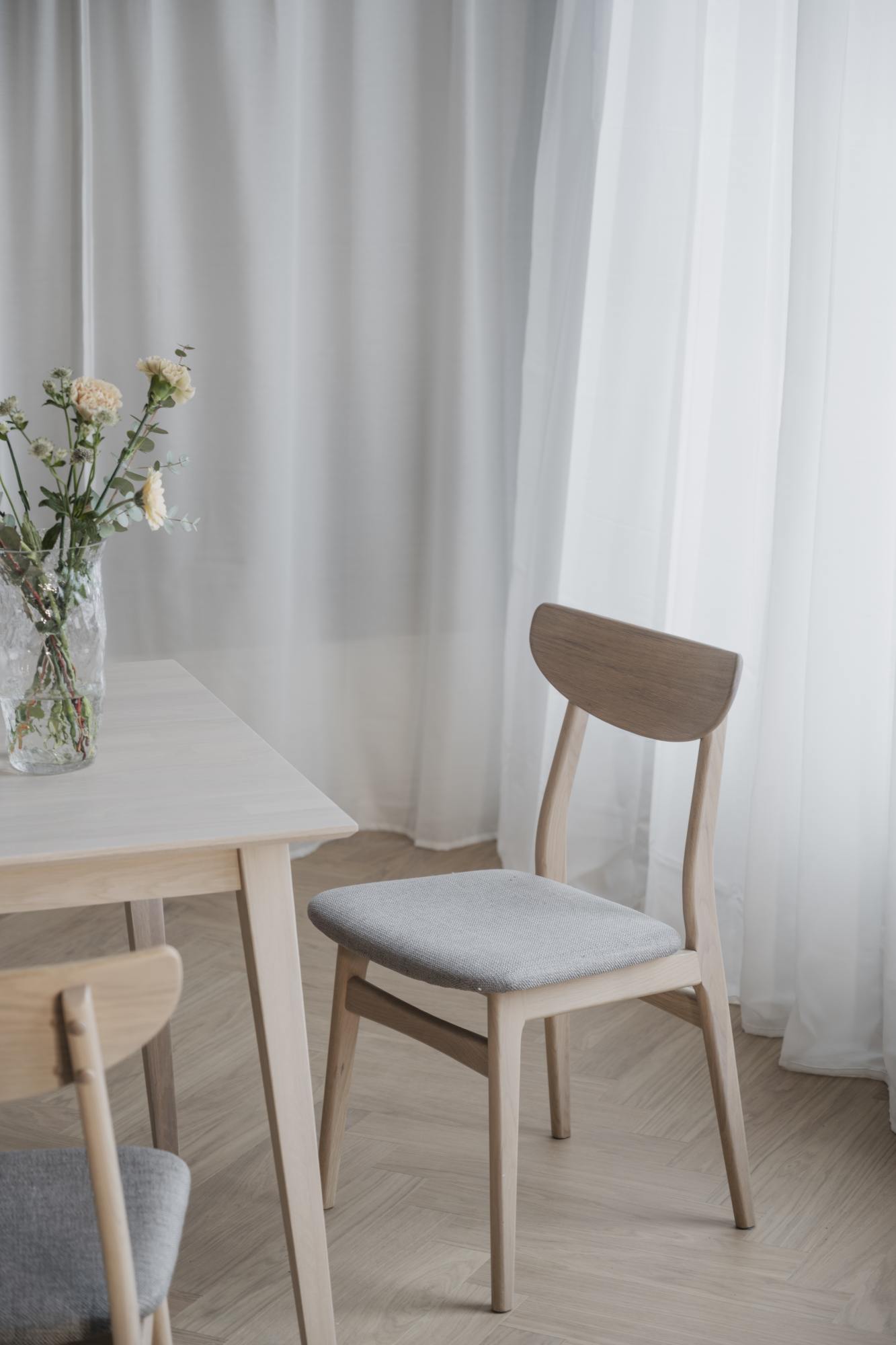 Machen Sie Ihr Zuhause komplett mit Esstisch Filippa Rechteckig 180x90cm, Eiche Weiß pigmentiert.