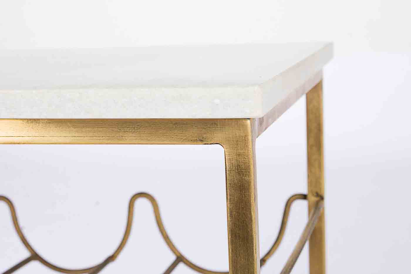 Der Beistelltisch Marmol verfügt über 12 Flaschenhalter. Gefertigt wurde der Tisch aus vergoldetem Metall. Die Tischplatte ist aus Marmor und unterstreicht das klassische Design.