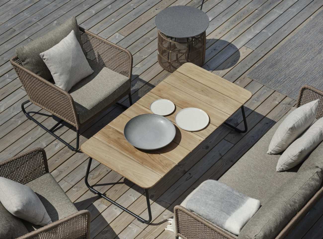 Der Gartenbeistelltisch Nolli überzeugt mit seinem modernen Design. Gefertigt wurde die Tischplatte aus Teakholz und hat einen natürlichen Farbton. Das Gestell ist auch aus Metall und hat eine schwarze Farbe. Der Tisch besitzt eine Länge von 140 cm.