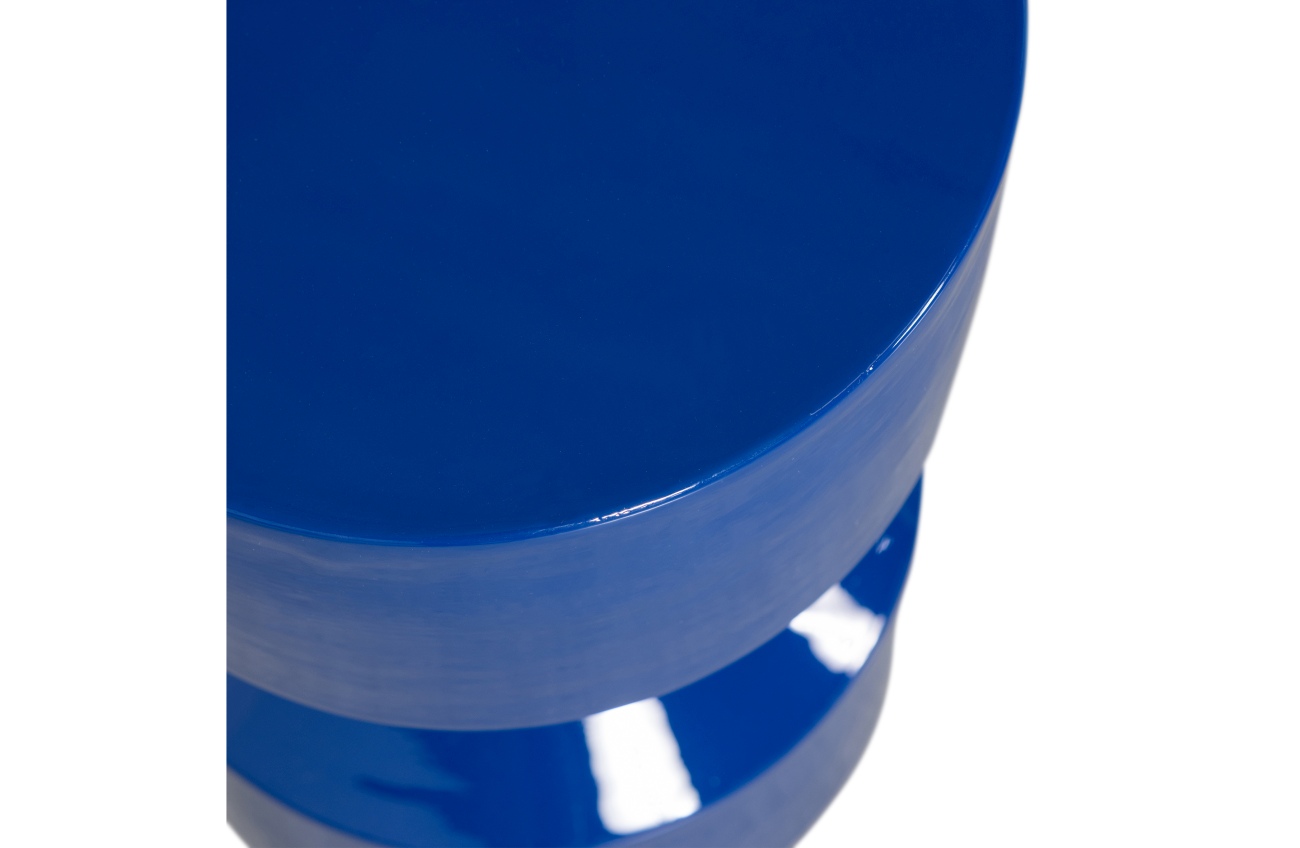 Der Beistelltisch Hidde überzeugt mit seinem modernen Stil. Gefertigt wurde er aus Metall, welches einen blauen Farbton besitzt. Der Beistelltisch besitzt einen Durchmesser von 30 cm.