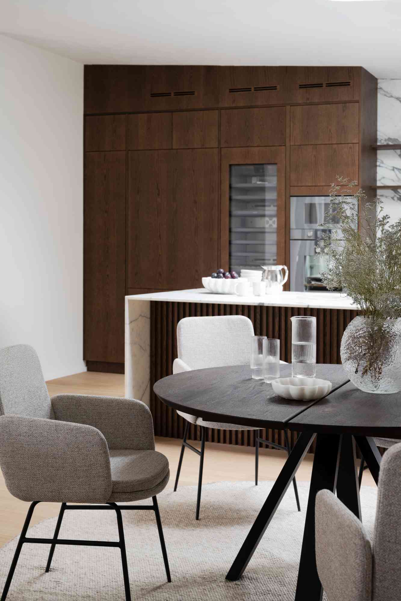 Stuhl Conklin 2er Set mit Armlehne, Hellbeige – überzeugt mit zeitlosem Stil.