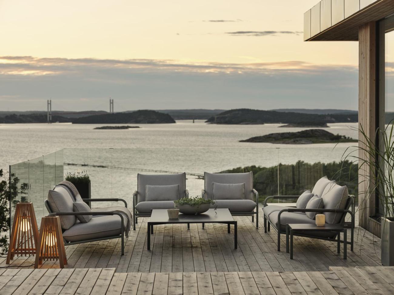 Der Gartencouchtisch Gotland überzeugt mit seinem modernen Design. Gefertigt wurde die Tischplatte aus Granit und besitzt einen grauen Farbton. Das Gestell ist auch aus Metall und hat eine Schwarze Farbe. Der Tisch besitzt eine Länger von 162 cm.