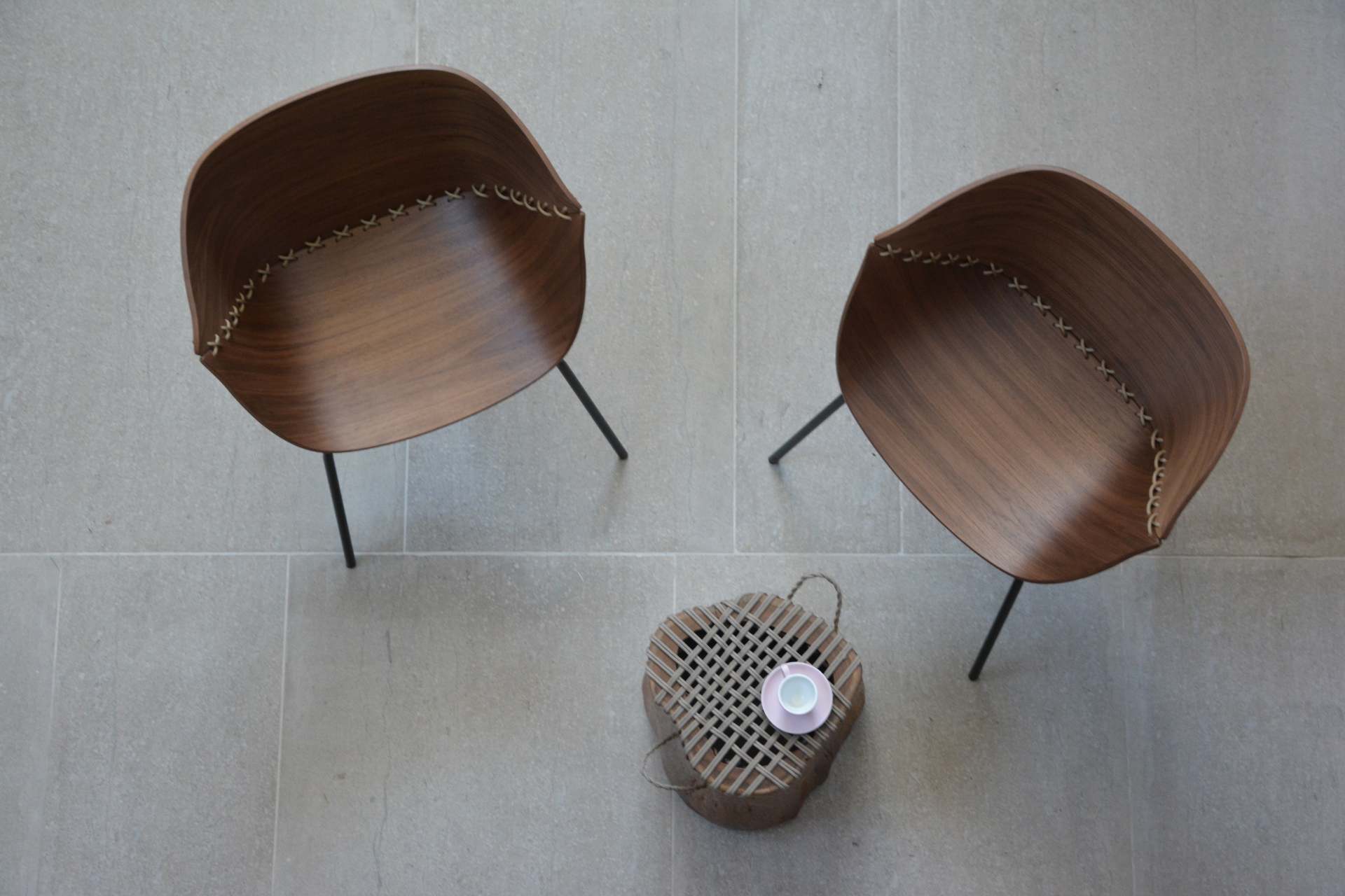 Der Stuhl Gossip überzeugt mit seinem besonderen Design. Das Gestell ist aus Metall und die Sitzschale aus Eichenfurnier in einer Nussbaum Optik.