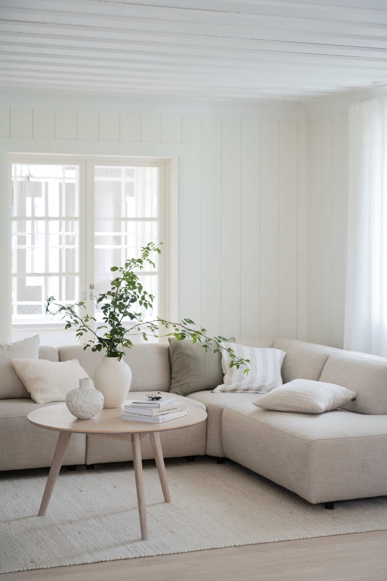 Edles Möbelstück: Couchtisch Yumi Rund 90cm, Esche Weiß pigmentiert für stilvolle Einrichtung.