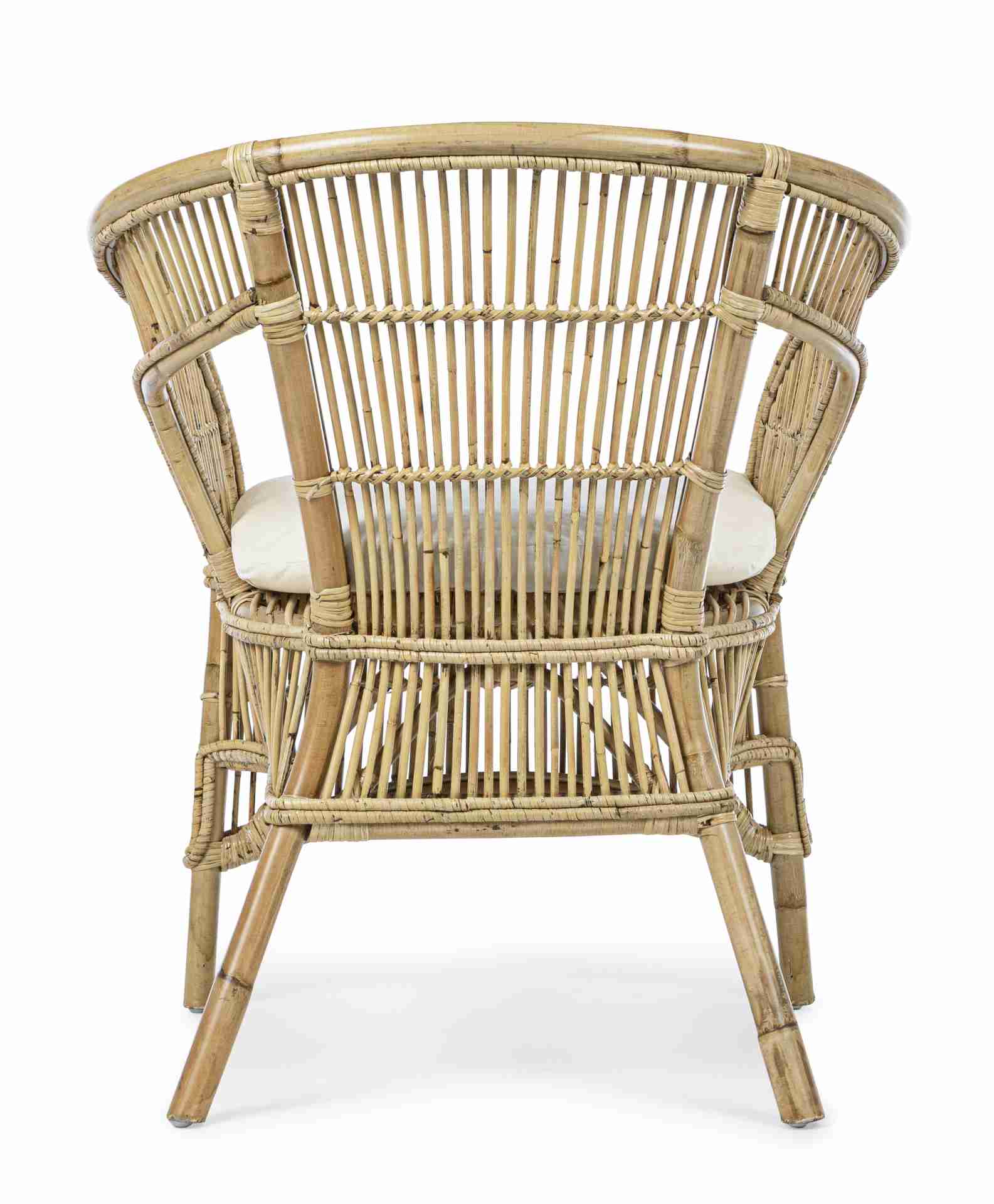 Der Sessel Consuelo überzeugt mit seinem klassischen Design. Gefertigt wurde er aus Rattan, welches einen natürlichen Farbton besitzt. Das Gestell ist auch aus Rattan. Der Sessel besitzt eine Sitzhöhe von 43 cm. Die Breite beträgt 68 cm.