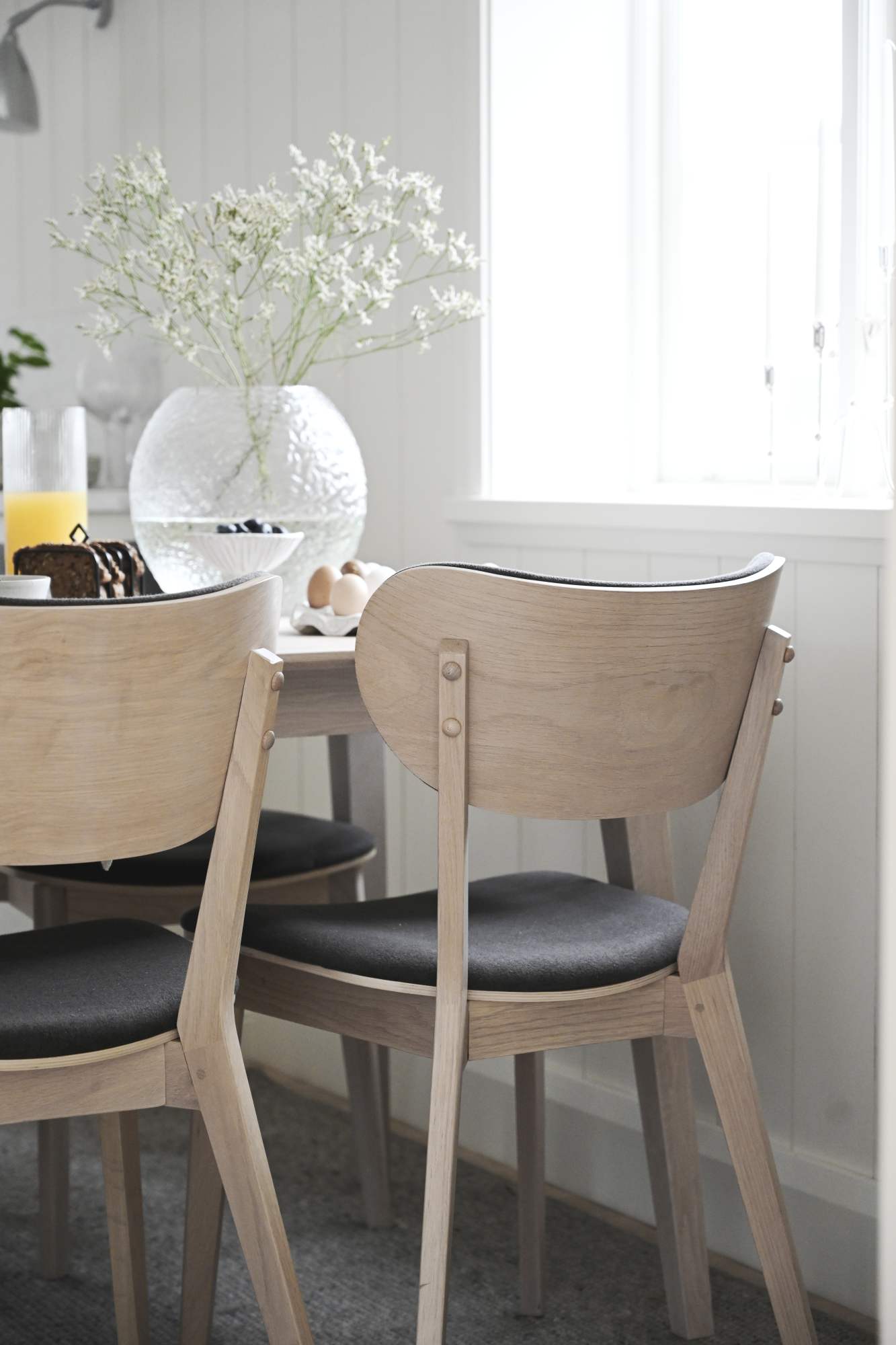Stuhl Kato 2er Set, Whitewash / Dunkelgrau passt perfekt in stilvolle Wohnräume.