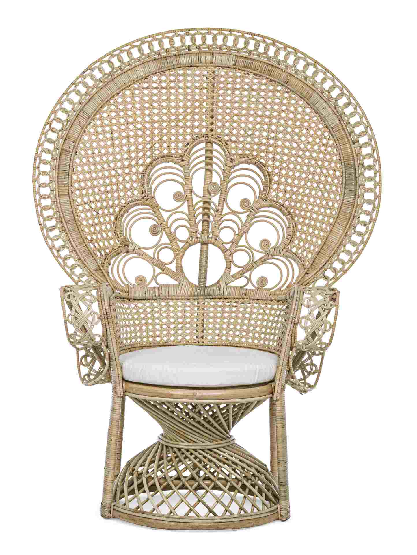 Der Sessel Peacock überzeugt mit seinem klassischen Design. Gefertigt wurde er aus Rattan, welches einen natürlichen Farbton besitzt. Das Gestell ist auch aus Rattan. Der Sessel besitzt eine Sitzhöhe von 47 cm. Die Breite beträgt 106 cm.