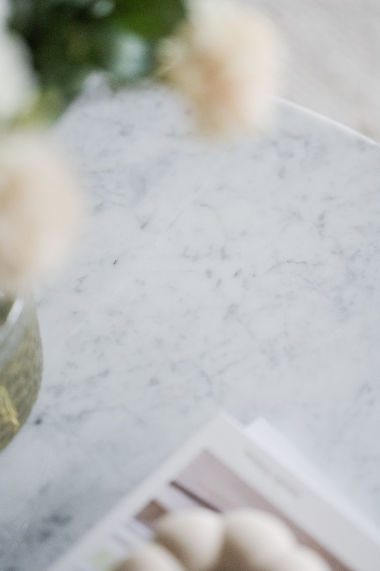 Edles Möbelstück: Couchtisch Brooksville, Marmor Rund 90cm, Weiß / Braun für stilvolle Einrichtung.