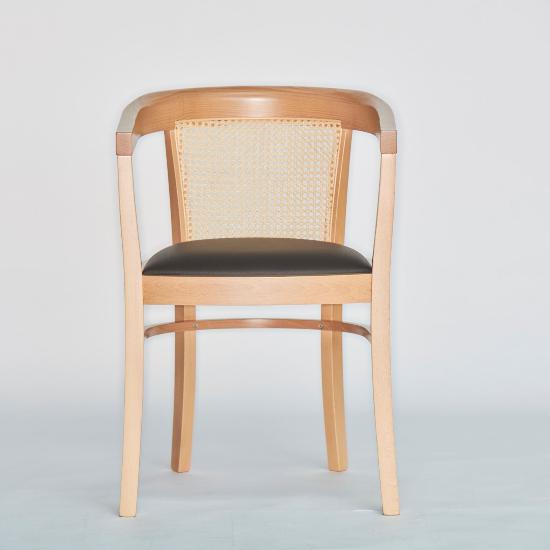 Der Stuhl Charles Cane besitzt ein schlichtes Design. Gefertigt wurde er aus Buchenholz und ist ein Produkt der Marke Jan Kurtz. Die Sitzfläche ist aus Leder.