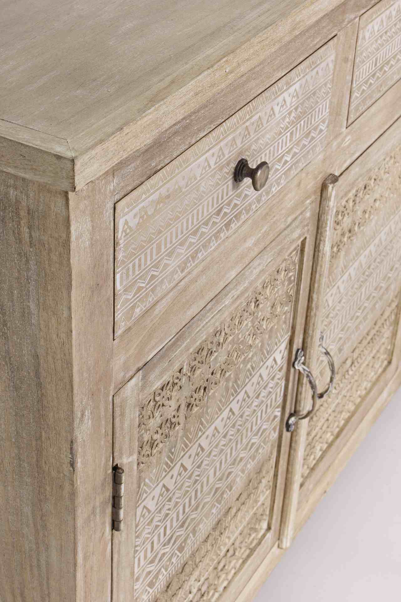Das Sideboard Mayra überzeugt mit seinem klassischen Design. Gefertigt wurde es aus Mango-Holz, welches einen natürlichen Farbton besitzt. Das Gestell ist auch aus Mango-Holz. Das Sideboard verfügt über drei Türen und drei Schubladen. Die Breite beträgt 1