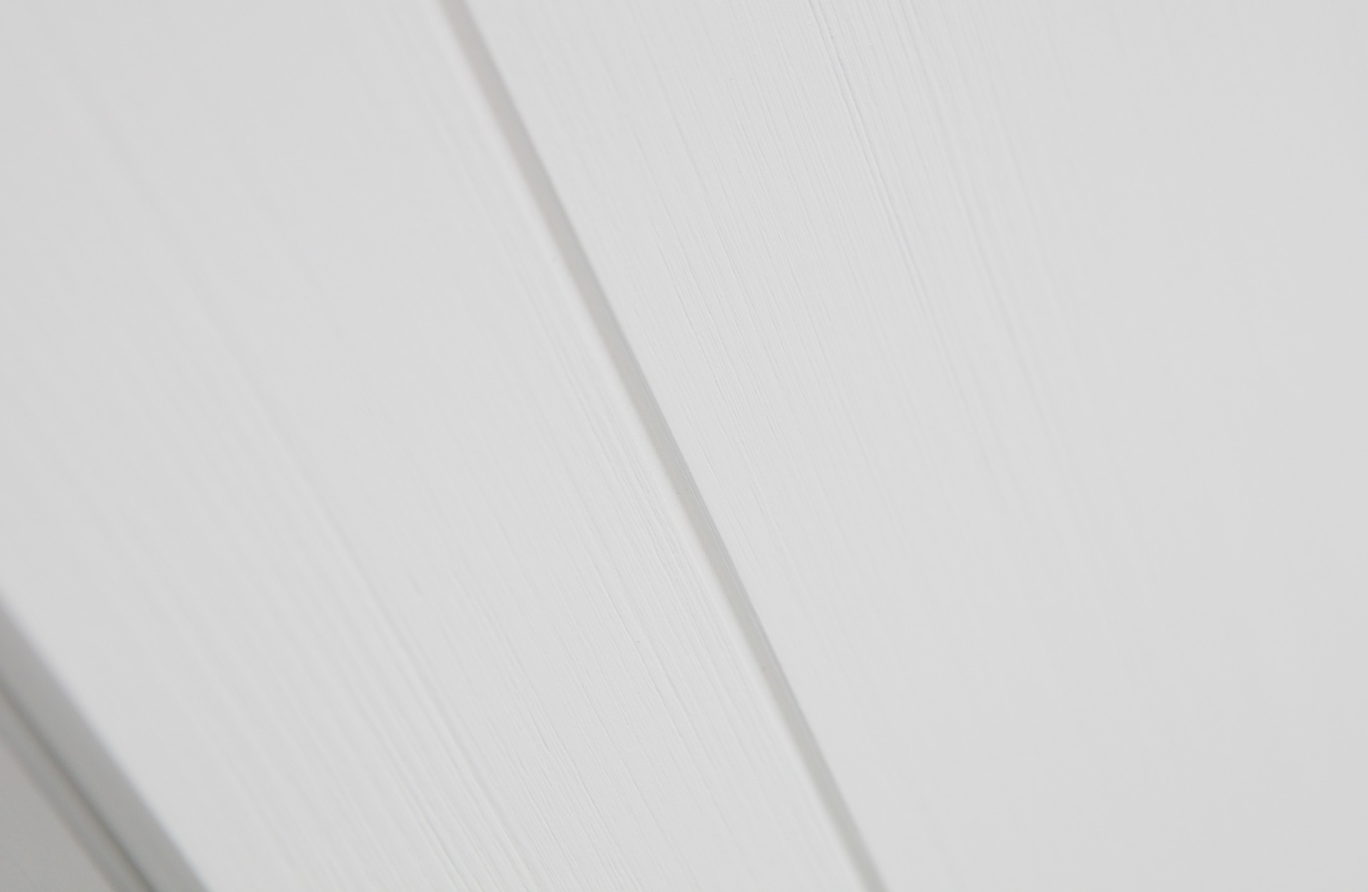 Der Kleiderschrank Ties wurde aus Kiefernholz gefertigt. Sein weißer Farbton unterstreicht sein modernes aber auch schlichtes Design.