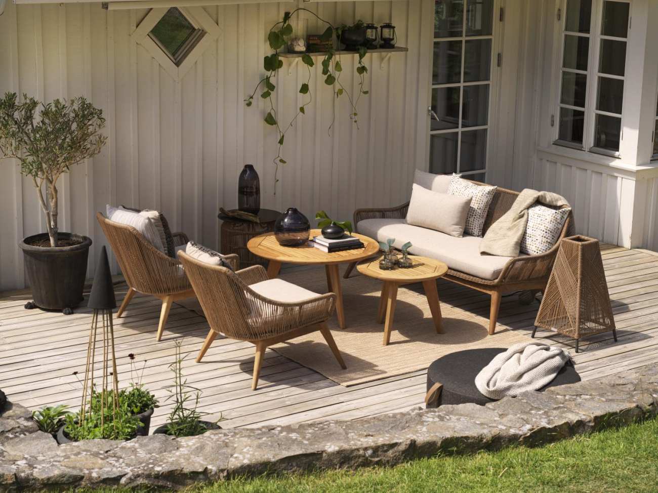 Das Gartensofa Hassel überzeugt mit seinem modernen Design. Gefertigt wurde er aus Rattan, welches einen braunen Farbton besitzt. Das Gestell ist aus Teakholz und hat eine natürliche Farbe. Die Sitzhöhe des Sofas beträgt 47 cm.