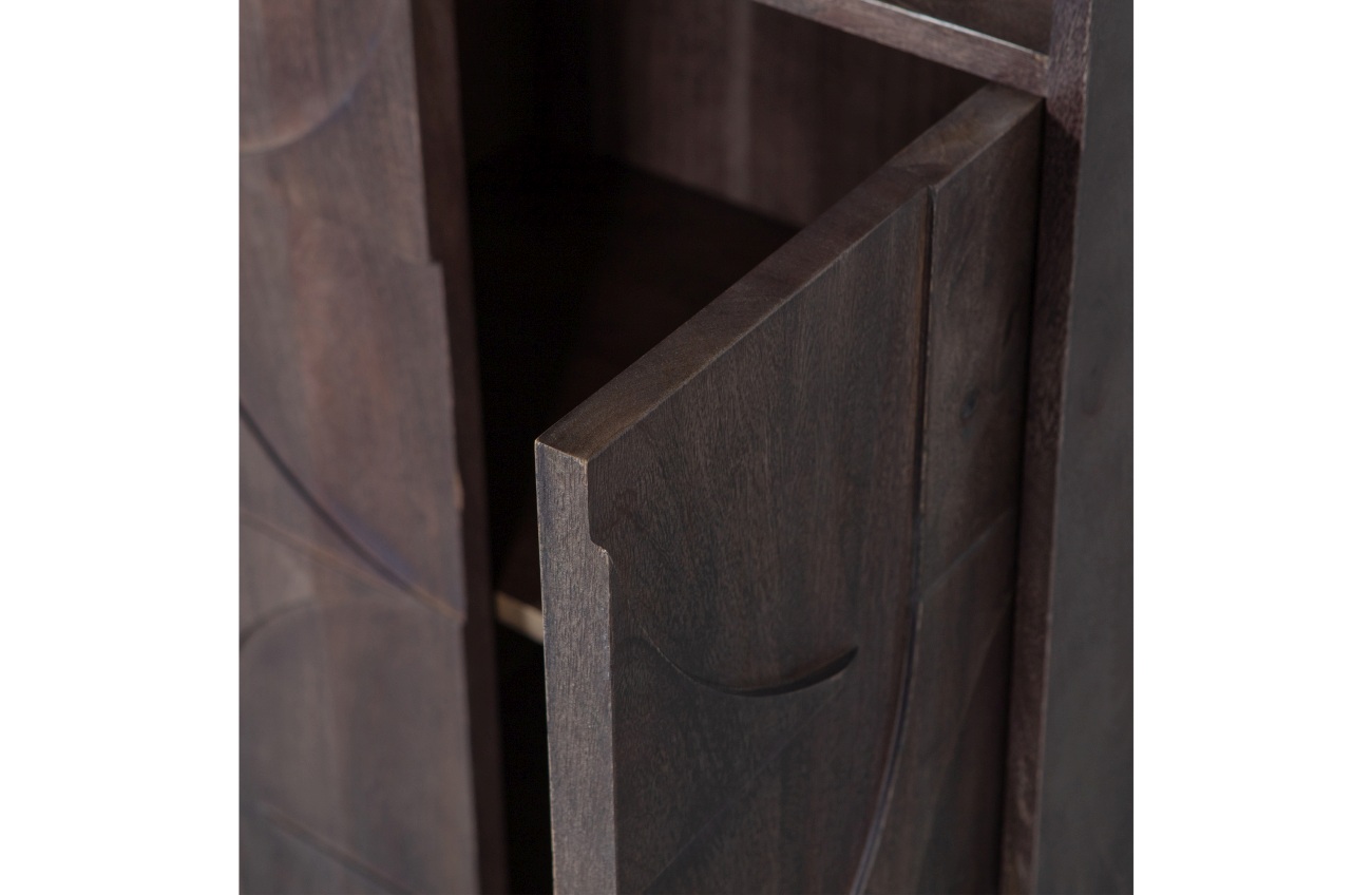 Der Schrank Draw überzeugt mit seinem modernen Design. Gefertigt wurde er aus Mangoholz, welches einen braunen Farbton besitzt. Das Gestell ist auch aus Mangoholz und hat eine braune Farbe. Der Schrank verfügt über zwei Türen und ein Fach.