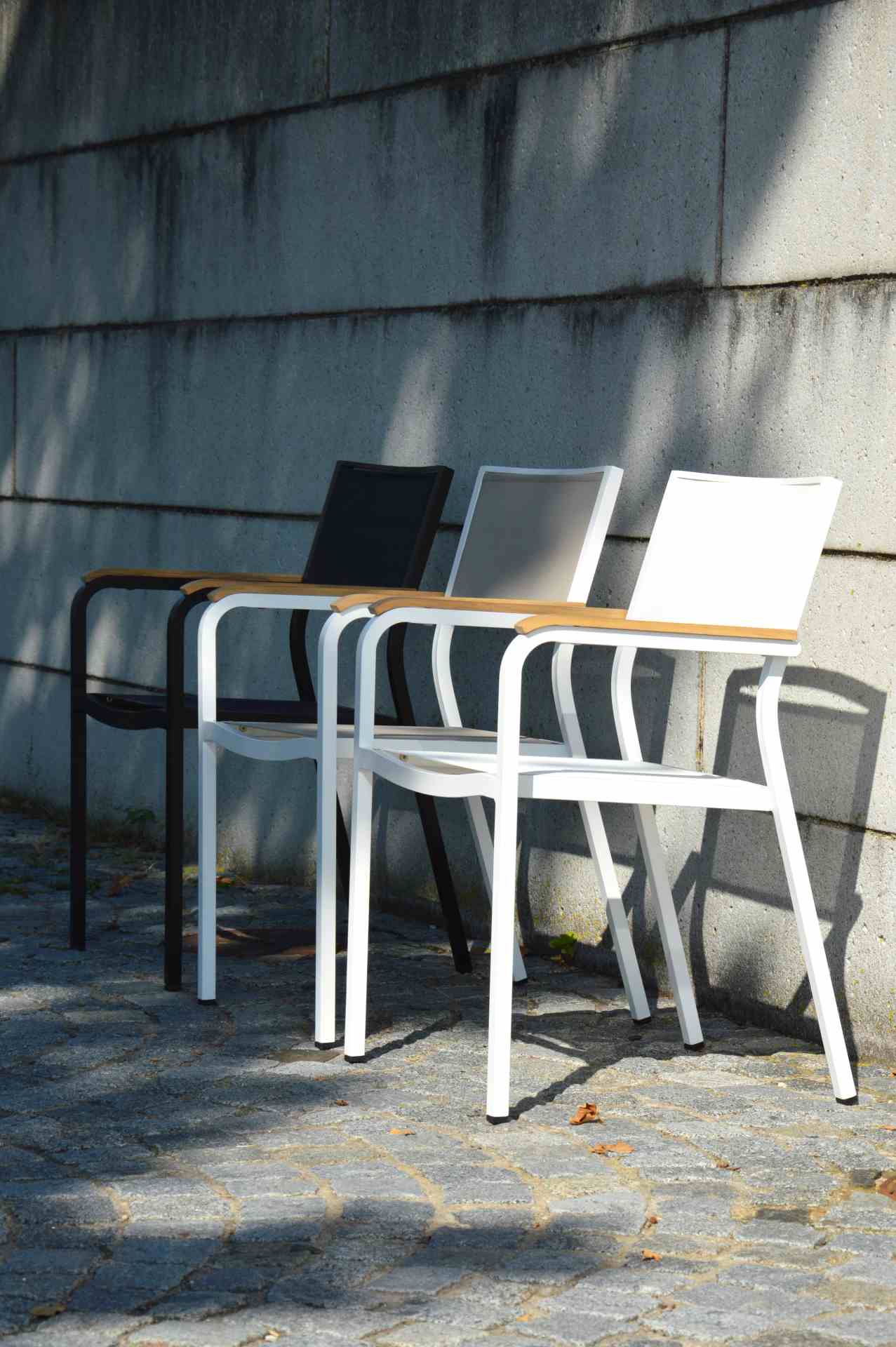 Der Stapelsessel Lux besitzt ein modernes Design. Hergestellt wurde der Sessel aus Aluminium von der Marke Jan Kurtz. Der Sessel besitzt die Farbe Taupe.