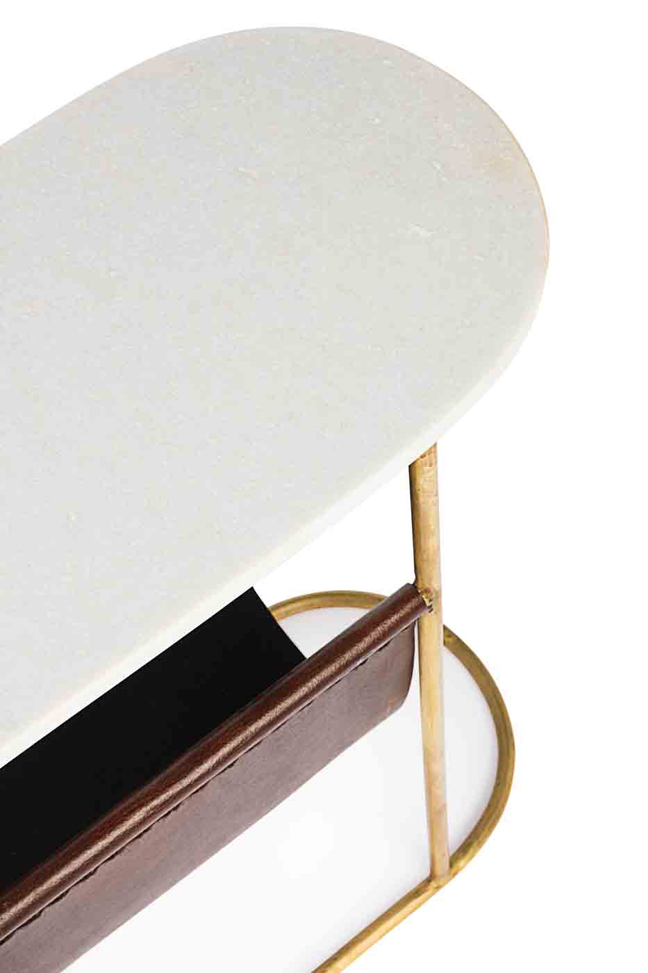 Das Gestell des Beistelltisches Marm ist aus vergoldetem Metall hergestellt. Die Tischplatte ist aus Marmor und unterstreicht das klassische Design. Der Tisch verfügt über ein Zeitschriftständer aus echtem Leder.