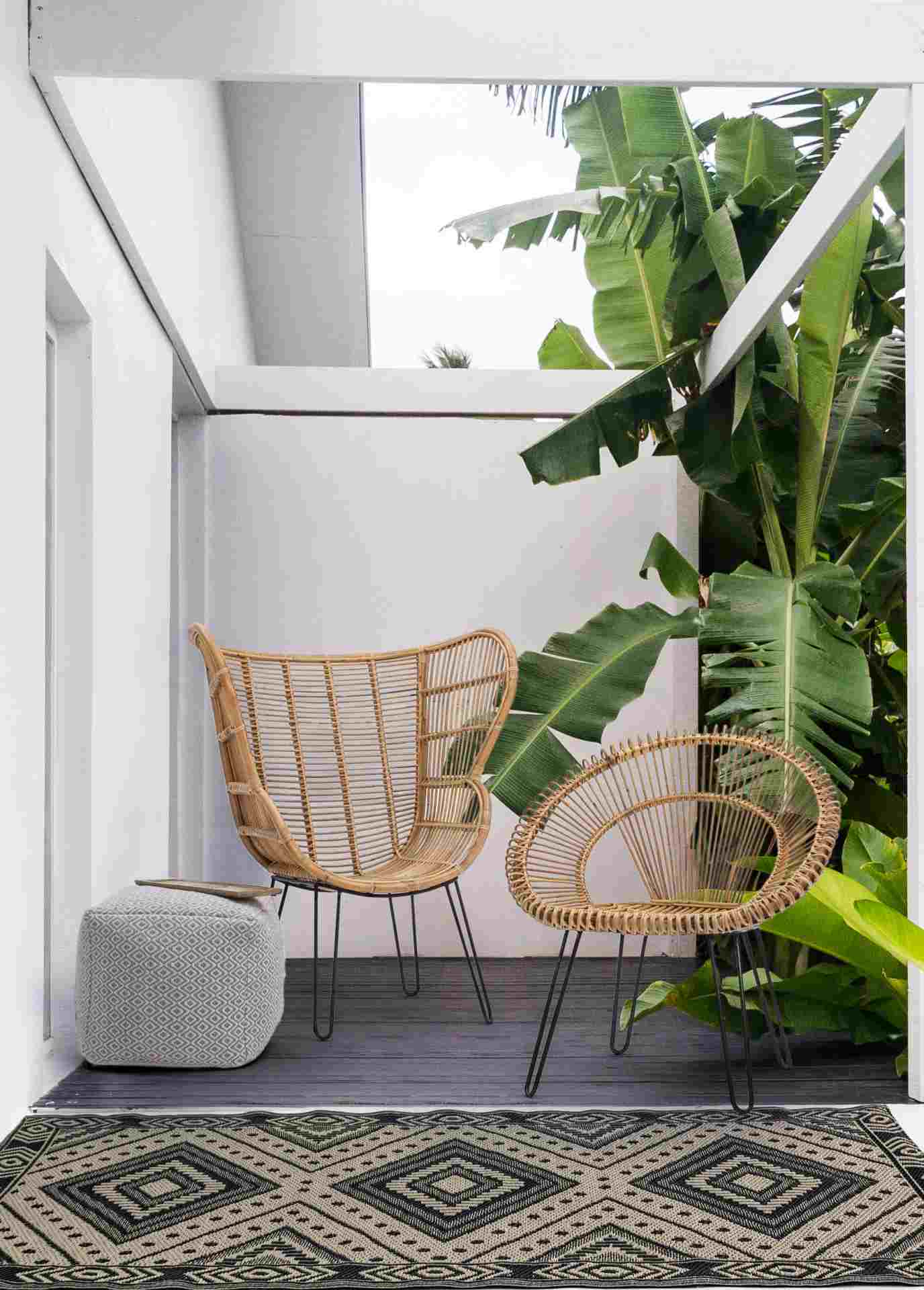 Der Sessel Esteban überzeugt mit seinem klassischen Design. Gefertigt wurde er aus Rattan, welches einen natürlichen Farbton besitzt. Das Gestell ist aus Metall und hat eine schwarze Farbe. Der Sessel besitzt eine Sitzhöhe von 45 cm. Die Breite beträgt 83