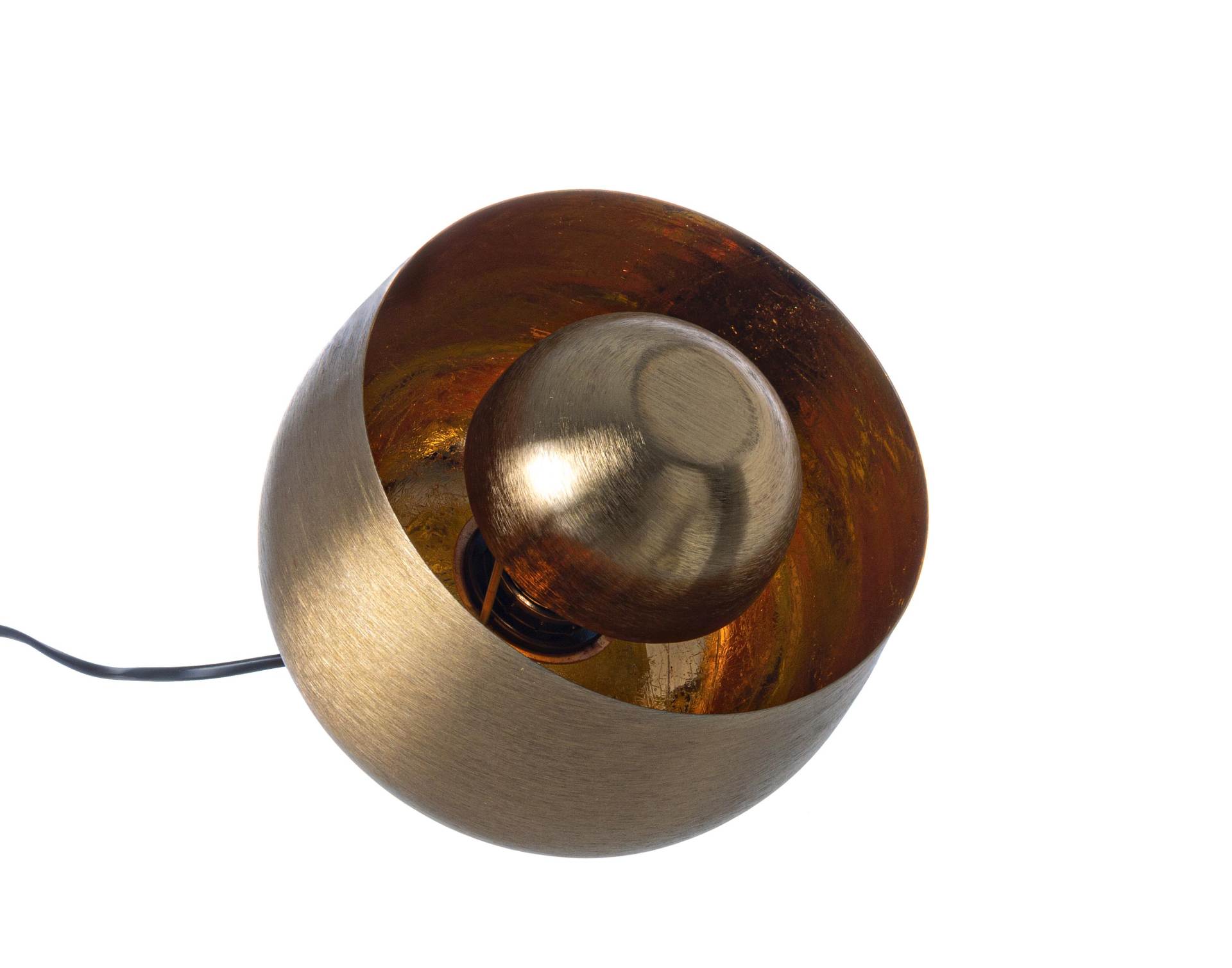 Die Tischleuchte Ishan überzeugt mit ihrem modernen Design. Gefertigt wurde sie aus Metall, welches einen goldenen Farbton besitzt. Die Lampe hat eine Lichtquelle. Die Lampe besitzt eine Höhe von 22 cm.
