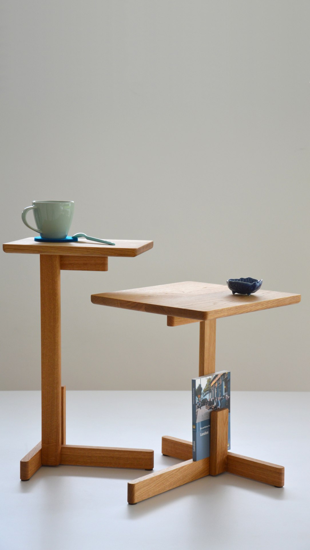 Der schlichte Beistelltisch Hardy wurde aus Eichenholz gefertigt. Besonders auffällig ist seine besondere Form. Der Tisch ist ein Produkt der Marke Jan Kurtz.