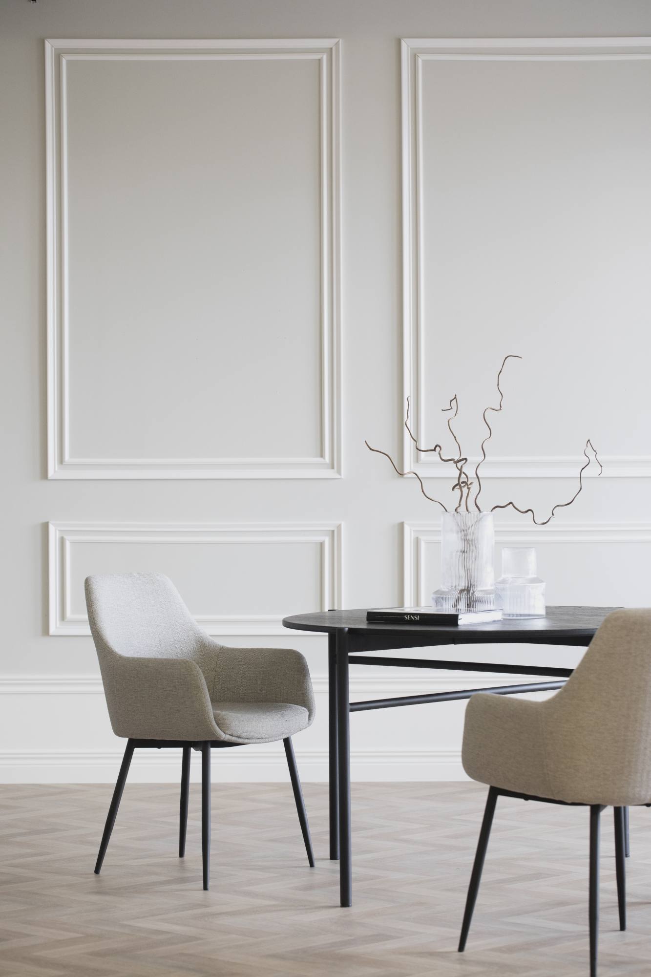 Stuhl Reily 2er Set mit Armlehnen, Stoff Beige passt perfekt in stilvolle Wohnräume.