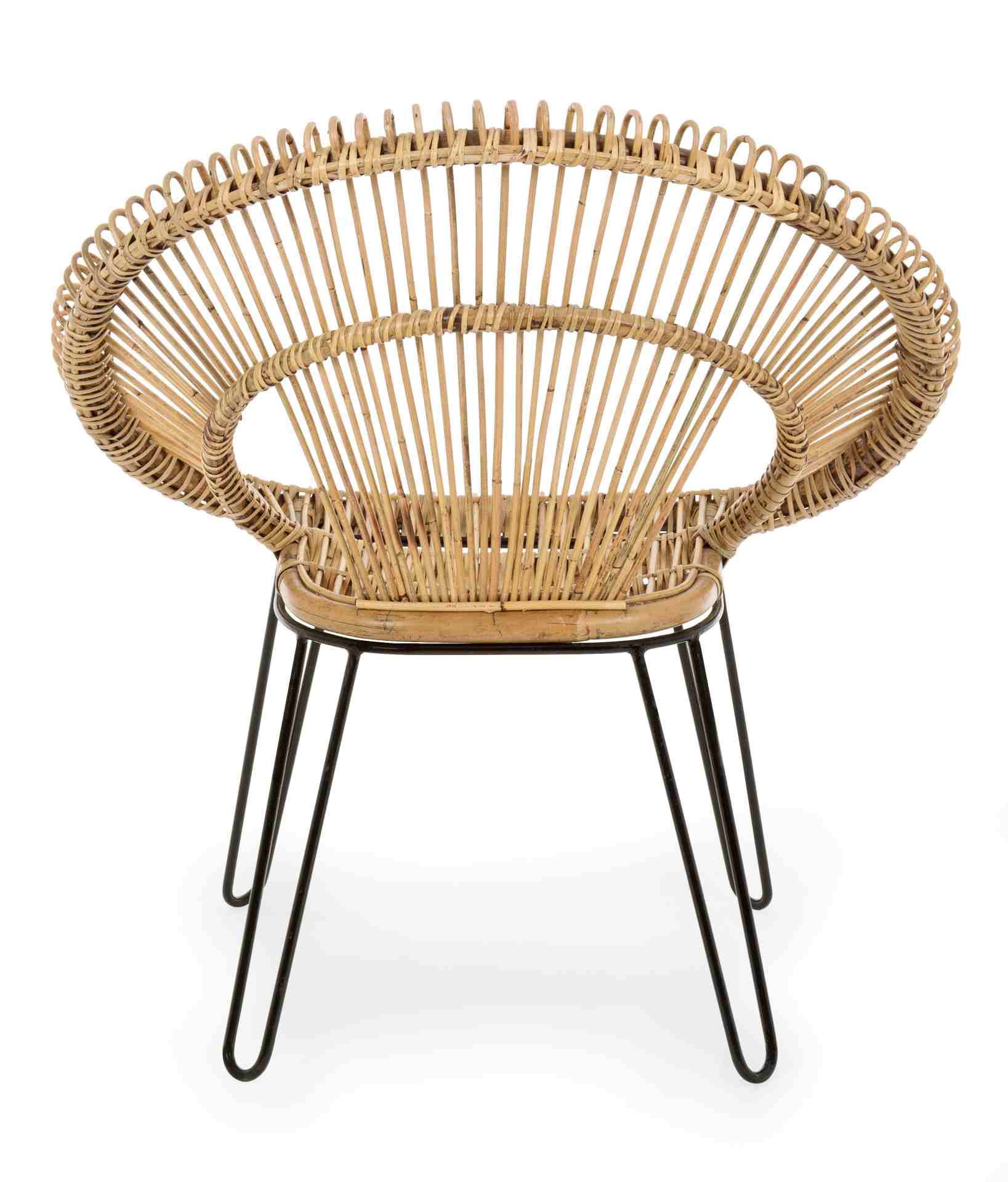 Der Sessel Esteban überzeugt mit seinem klassischen Design. Gefertigt wurde er aus Rattan, welches einen natürlichen Farbton besitzt. Das Gestell ist aus Metall und hat eine schwarze Farbe. Der Sessel besitzt eine Sitzhöhe von 45 cm. Die Breite beträgt 83