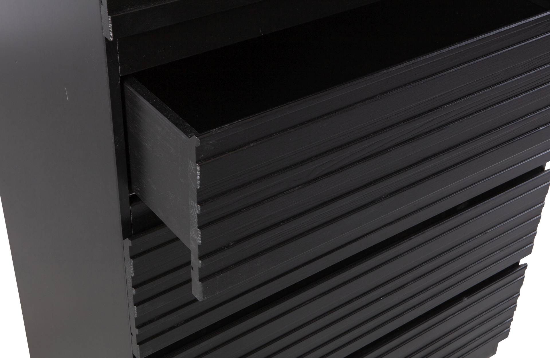 Die Kommode Jente wurde aus Kiefernholz hergestellt, welches einen schwarzen Farbton besitzt. Die Kommode ist in zwei Varianten verfügbar, diese hat 5 Schubladen.