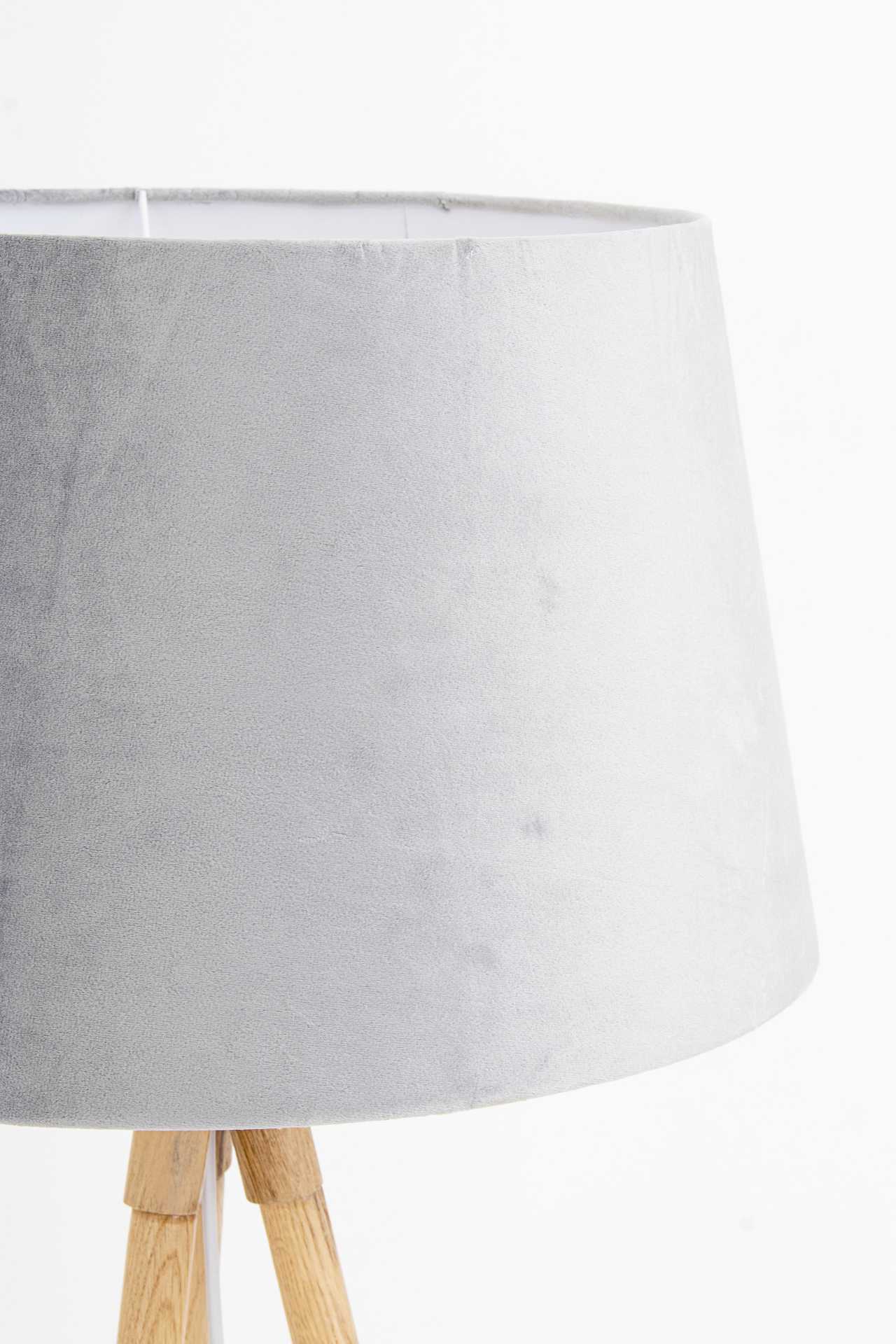Die Stehleuchte Wallas überzeugt mit ihrem klassischen Design. Gefertigt wurde sie aus Tannenholz, welches einen natürlichen Farbton besitzt. Der Lampenschirm ist aus Samt und hat eine graue Farbe. Die Lampe besitzt eine Höhe von 152 cm.