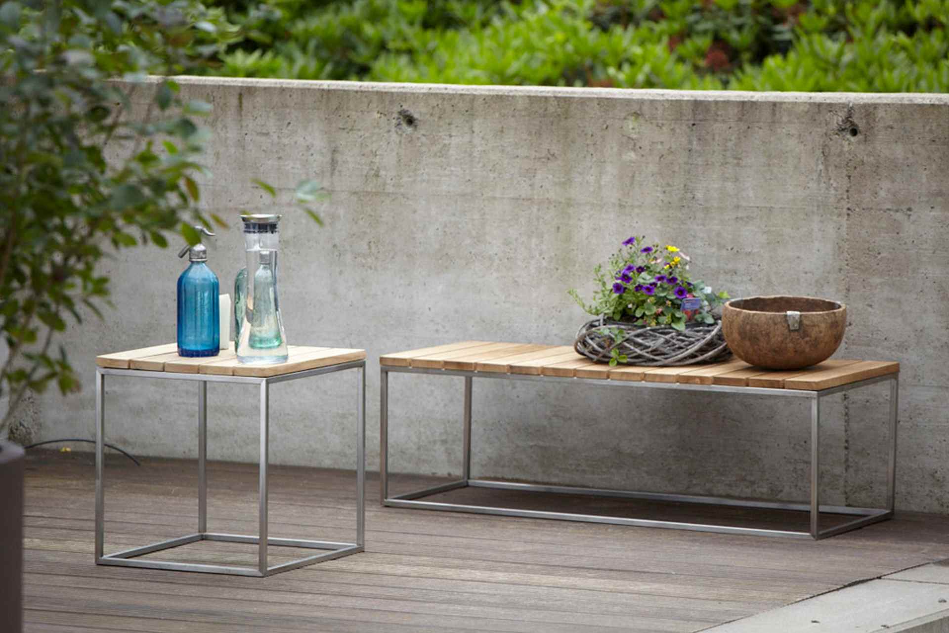 Der Couchtisch Lux hat ein modernes Design, gefertigt wurde er von der Marke Jan Kurtz und ist aus Teakholz und Edelstahl. Somit ist der Tisch auch im Outdoor-Bereich einsetzbar.