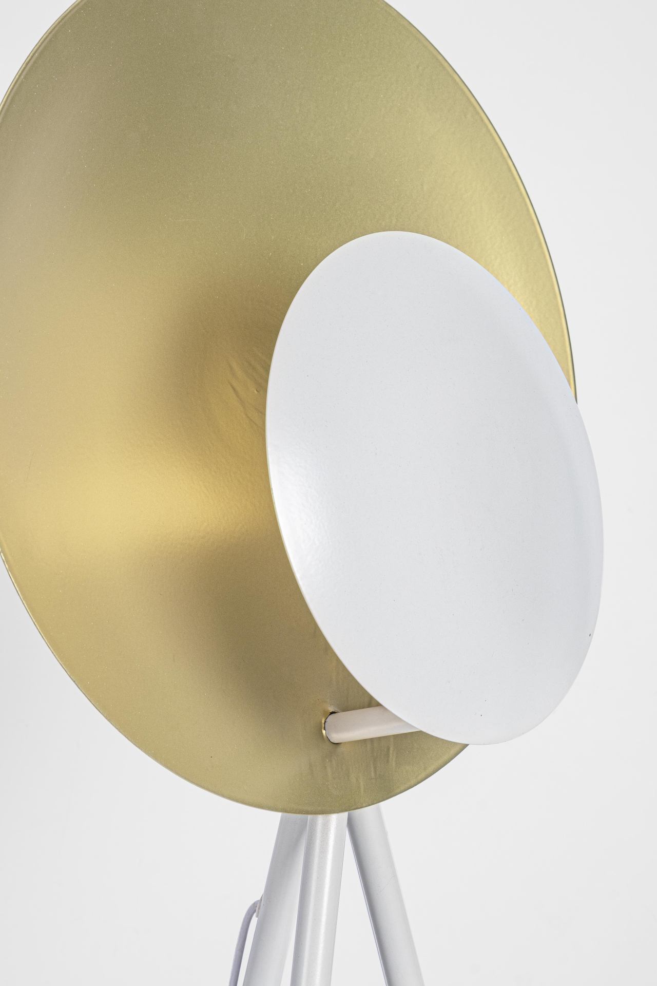 Die Stehleuchte Design überzeugt mit ihrem modernen Design. Gefertigt wurde sie aus Metall, welches einen weißen Farbton besitzt. Der Lampenschirm ist auch aus Metall und hat eine goldene Farbe. Die Lampe besitzt eine Höhe von 155 cm.
