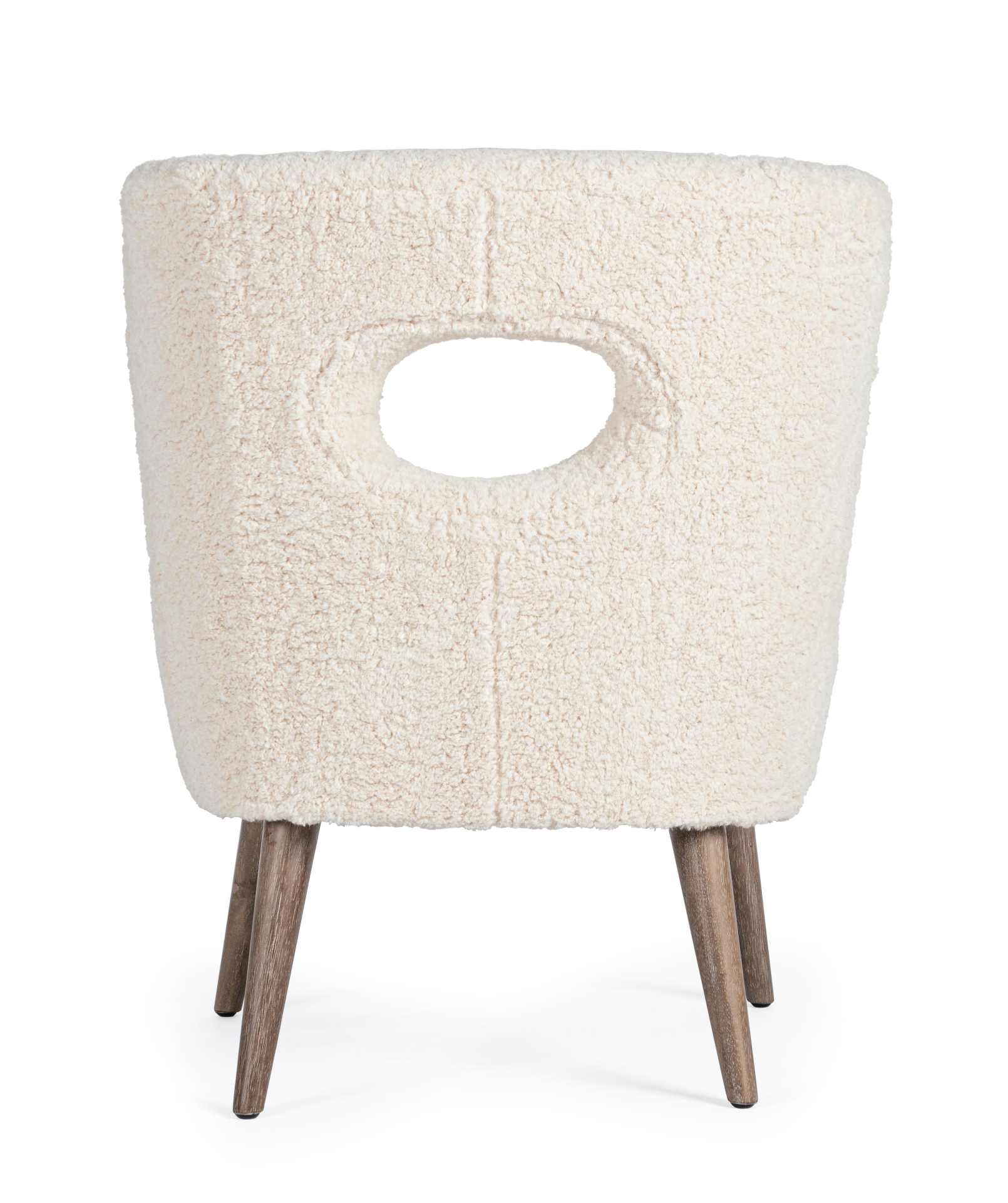 Der Sessel Cortina überzeugt mit seinem modernen Design. Gefertigt wurde er aus Teddy Stoff, welcher einen weißen Farbton besitzt. Das Gestell ist aus Kiefernholz und hat eine natürliche Farbe. Der Sessel besitzt eine Sitzhöhe von 45 cm. Die Breite beträg