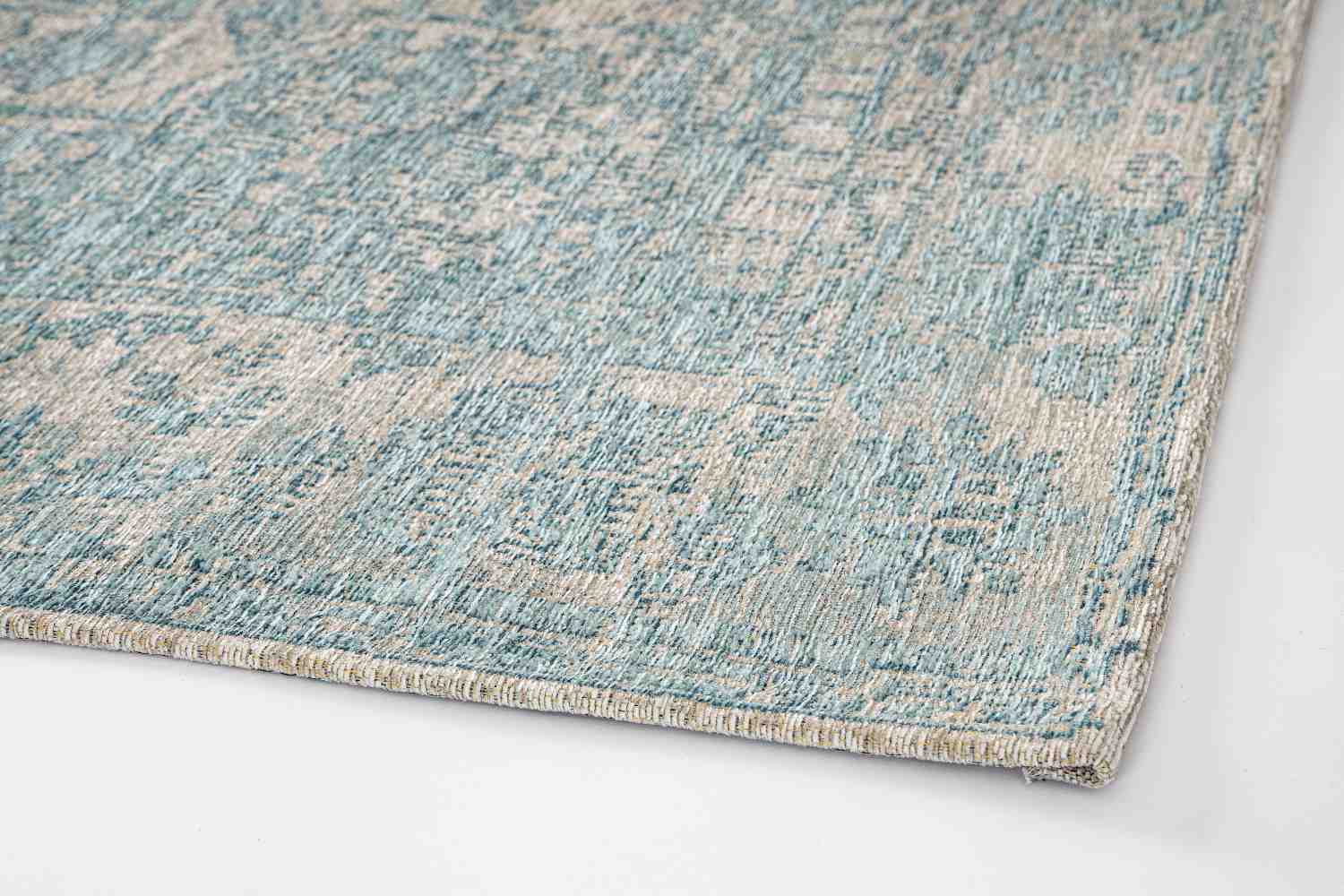 Der Teppich Rexa überzeugt mit seinem klassischen Design. Gefertigt wurde die Vorderseite aus 50% Chenille, 30% Polyester und 20% Baumwolle, die Rückseite aus Latex. Der Teppich besitzt einen hellblauen Farbton und die Maße von 155x230 cm.