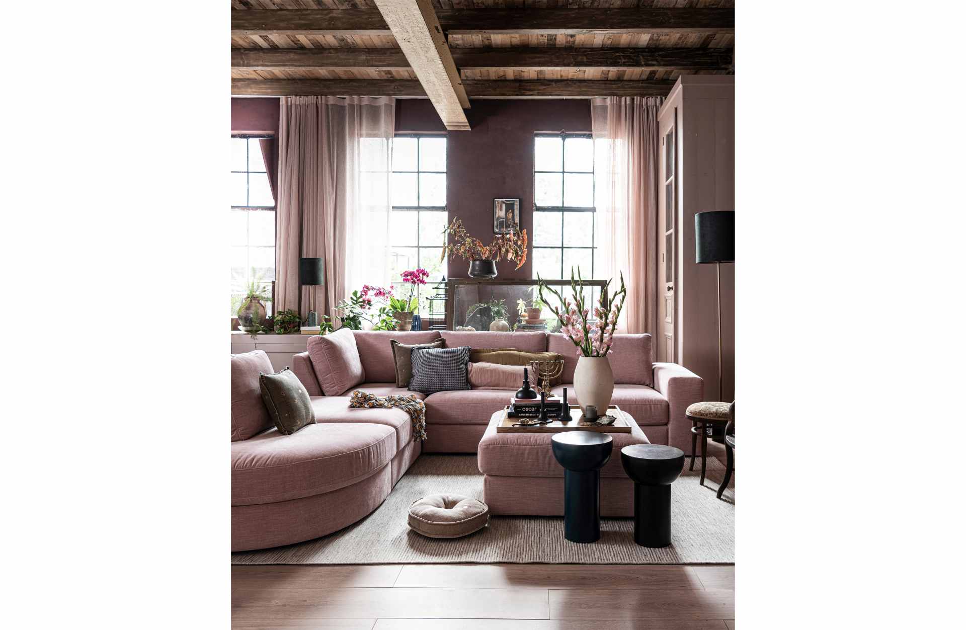 Das Modulsofa Family überzeugt mit seinem modernen Design. Das Eck Element wurde aus Gewebe-Stoff gefertigt, welcher einen einen rosa Farbton besitzen. Das Gestell ist aus Metall und hat eine schwarze Farbe. Das Element hat eine Sitzhöhe von 44 cm.