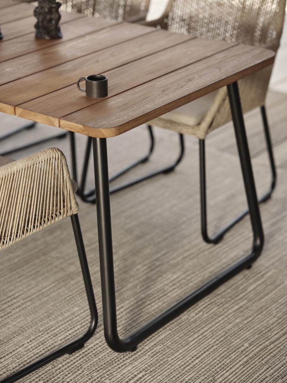 Der Gartenesstisch Nolli überzeugt mit seinem modernen Design. Gefertigt wurde die Tischplatte aus Teakholz und hat einen natürlichen Farbton. Das Gestell ist auch aus Metall und hat eine schwarze Farbe. Der Tisch besitzt eine Länge von 175 cm.