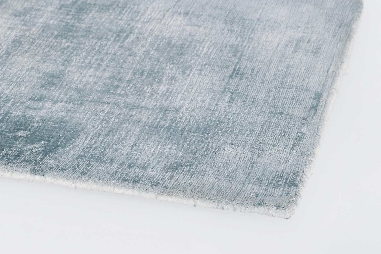 Der Teppich Rashmi überzeugt mit seinem modernen Design. Gefertigt wurde die Vorderseite aus Viskose und die Rückseite aus Baumwolle. Der Teppich besitzt eine hellblauen Farbton und die Maße von 140x200 cm.