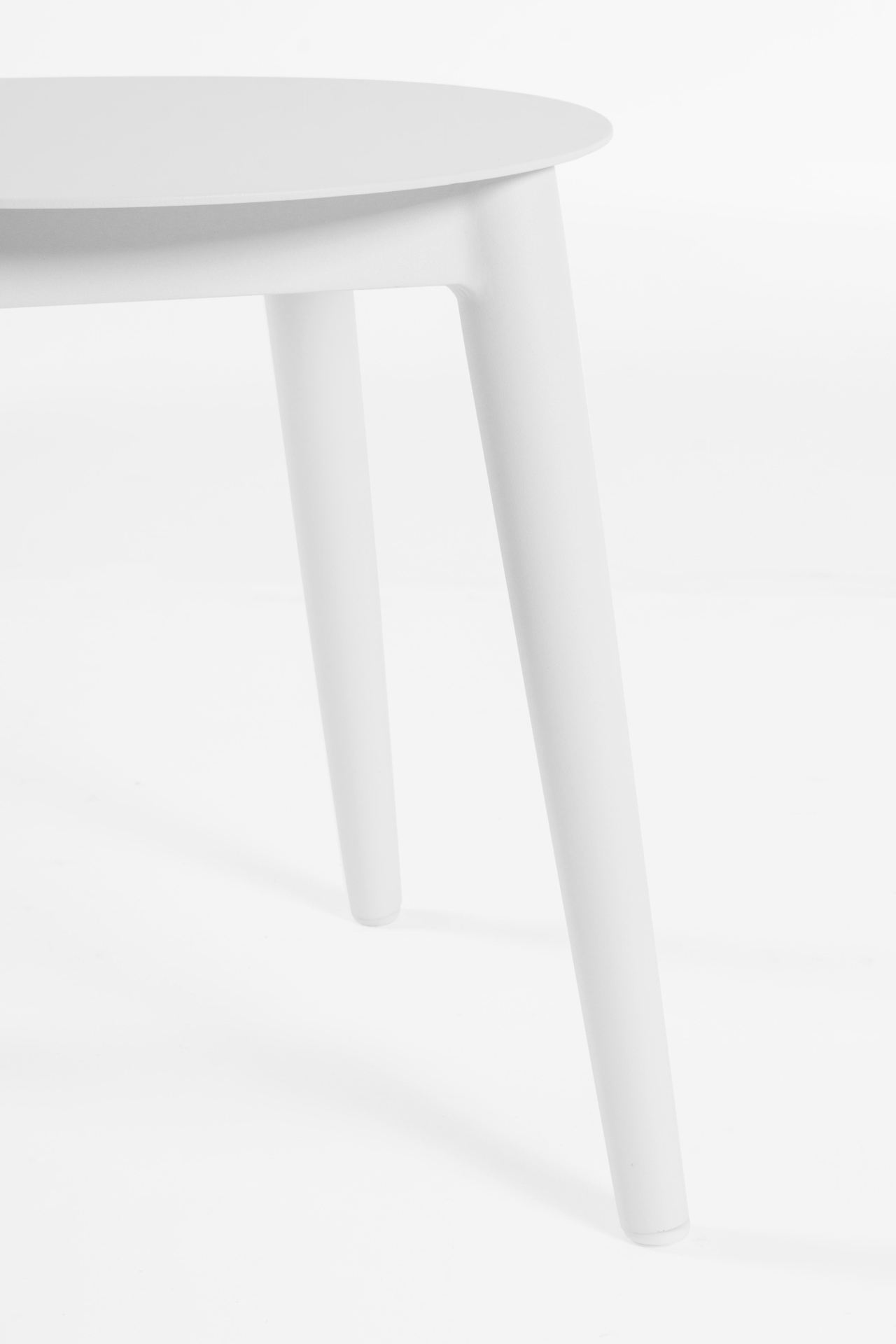 Das Balkon Set Isabela überzeugt mit seinem modernen Design. Gefertigt wurde es aus Olefin-Stoff, welcher einen grauen Farbton besitzt. Das Gestell ist aus Aluminium und hat eine weiße Farbe. Das Set verfügt über eine Sitzhöhe von 42 cm und ist für den Ou
