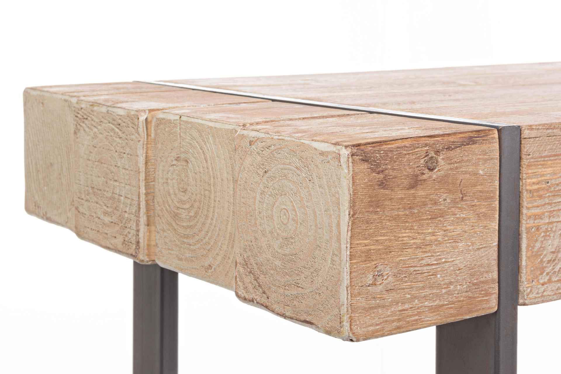 Der Bartisch Gerrett überzeugt mit seinem moderndem Design. Gefertigt wurde er aus Tannenholz, welches einen natürlichen Farbton besitzt. Das Gestell des Tisches ist aus Metall und ist in eine schwarze Farbe. Der Tisch besitzt eine Breite von 200 cm.