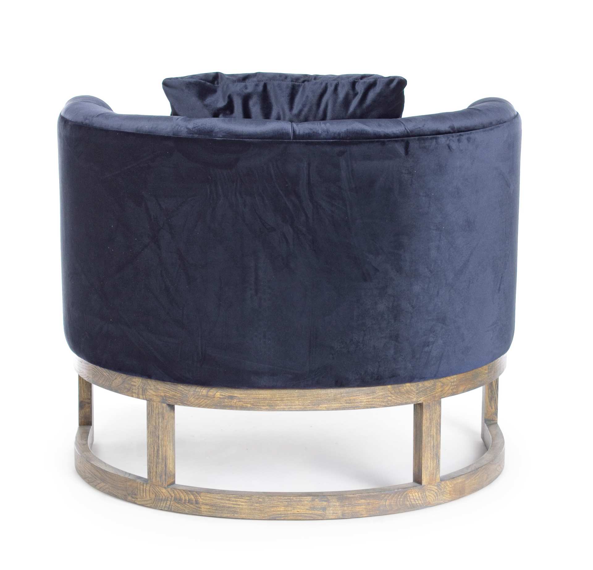 Der Sessel Midway überzeugt mit seinem klassischen Design. Gefertigt wurde er aus Samt, welches einen blauen Farbton besitzt. Das Gestell ist aus Eichenholz und hat eine natürliche Farbe. Der Sessel besitzt eine Sitzhöhe von 42 cm. Die Breite beträgt 90 c