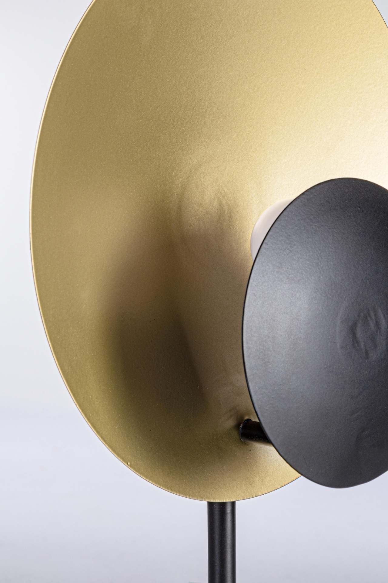 Die Tischleuchte Design überzeugt mit ihrem modernen Design. Gefertigt wurde sie aus Metall, welches einen schwarzen Farbton besitzt. Der Lampenschirm ist auch aus Metall und hat eine goldene Farbe. Die Lampe besitzt eine Höhe von 46 cm.