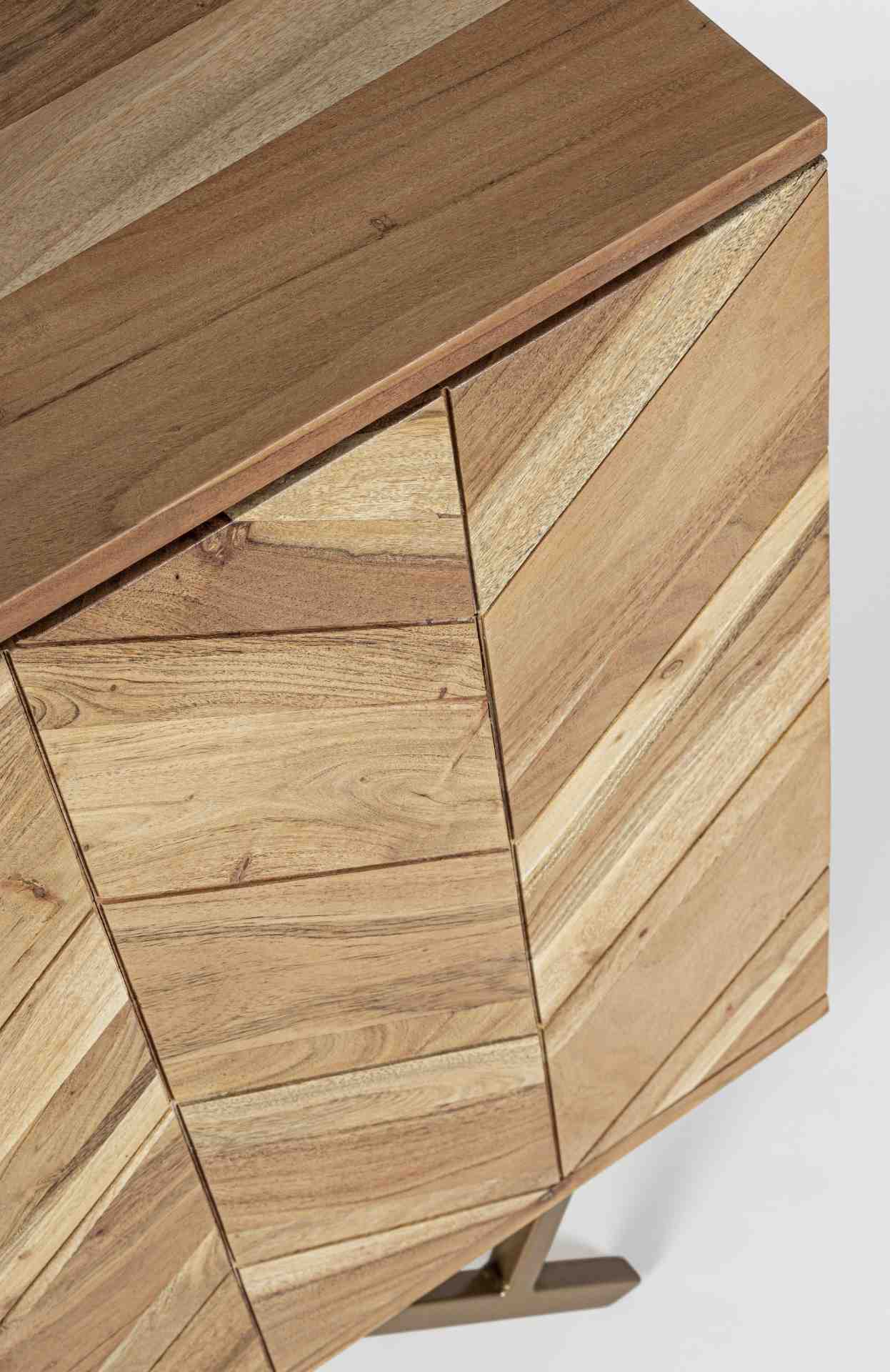 Das Sideboard Raida überzeugt mit seinem modernem Design. Gefertigt wurde es aus Akazien-Holz, welches einen natürlichen Farbton besitzt. Das Gestell ist aus Metall und hat eine goldene Farbe. Das Sideboard verfügt über zwei Türen und drei Schubladen. Die