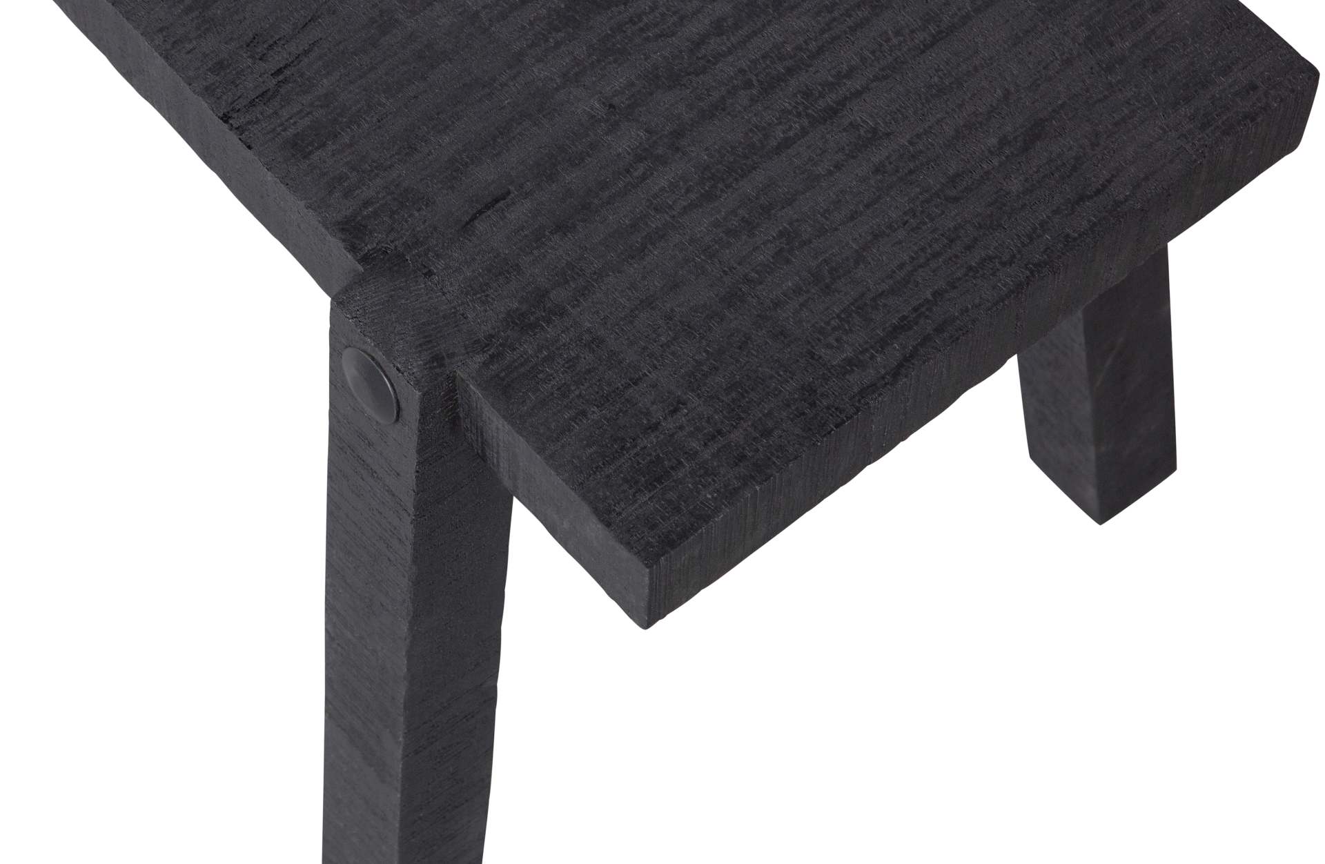 Der Beistelltisch Luis wurde aus Mangoholz gefertigt, welches einen schwarzen Farbton besitzt. Der Tisch überzeugt mit seinem modernen Design.
