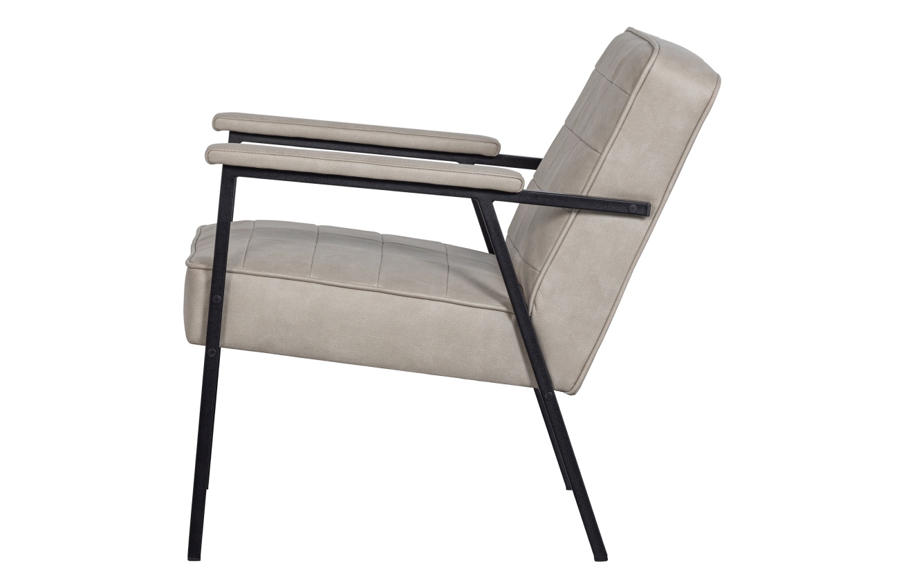 Der Sessel Patchwork überzeugt mit seinem modernen Stil. Gefertigt wurde er aus Kunstleder, welches einen natürlichen Farbton besitzt. Das Gestell ist aus Metall und hat eine schwarze Farbe. Der Sessel besitzt eine Sitzhöhe von 45 cm.