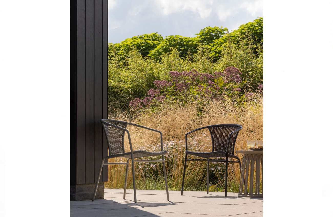 Der Gartenstuhl Weston überzeugt mit seinem modernen Design. Gefertigt wurde er aus Rattan, welches einen schwarzen Farbton besitzt. Das Gestell ist aus Metall und hat eine schwarze Farbe. Die Sitzhöhe des Stuhls beträgt 45 cm