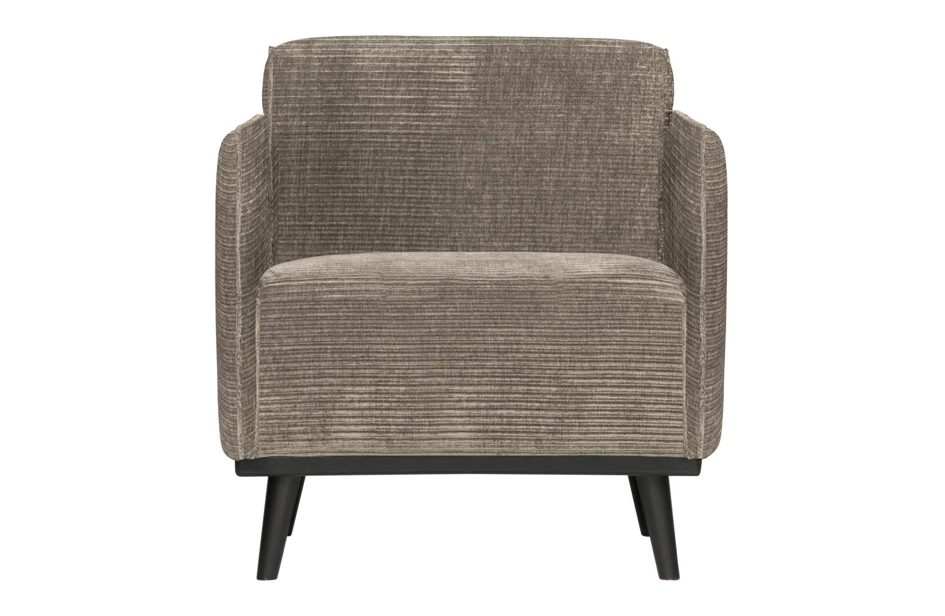 Der Sessel Statement überzeugt mit seinem modernen Design. Gefertigt wurde er aus gewebten Jacquard, welches einen Beige Farbton besitzen. Das Gestell ist aus Birkenholz und hat eine schwarze Farbe. Der Hocker hat eine Sitzhöhe von 46 cm.